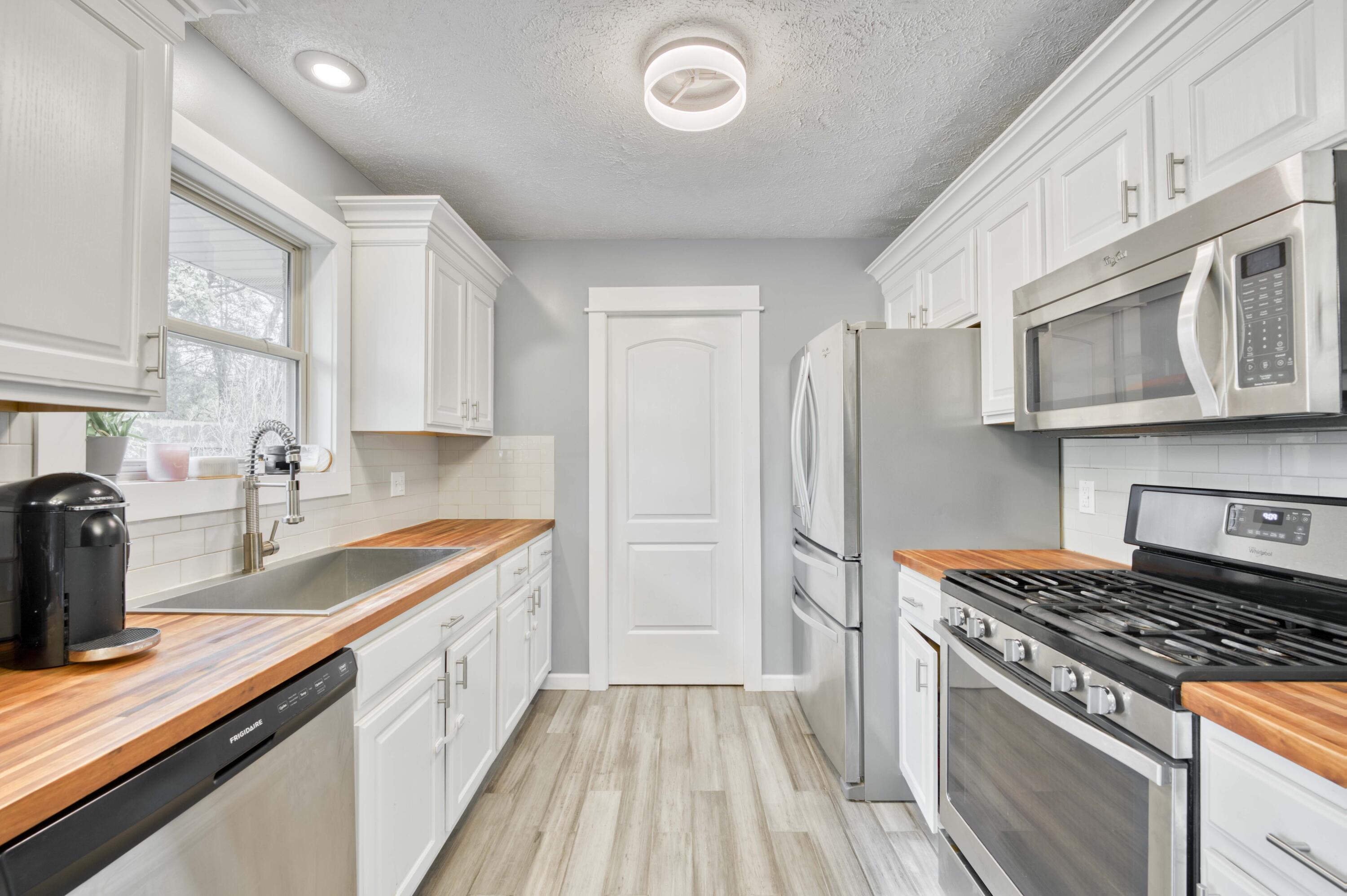 4296 South Hemlock Avenue Property Photo 10
