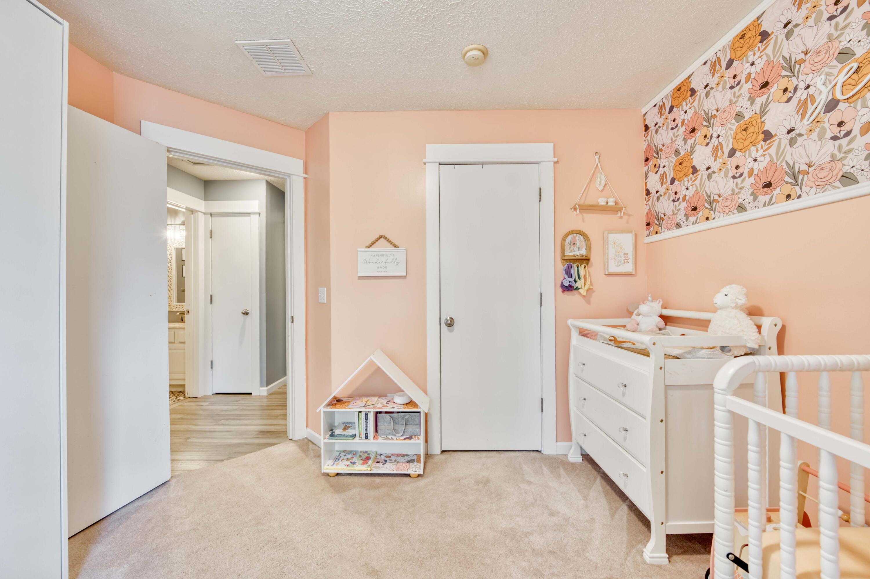 4296 South Hemlock Avenue Property Photo 13