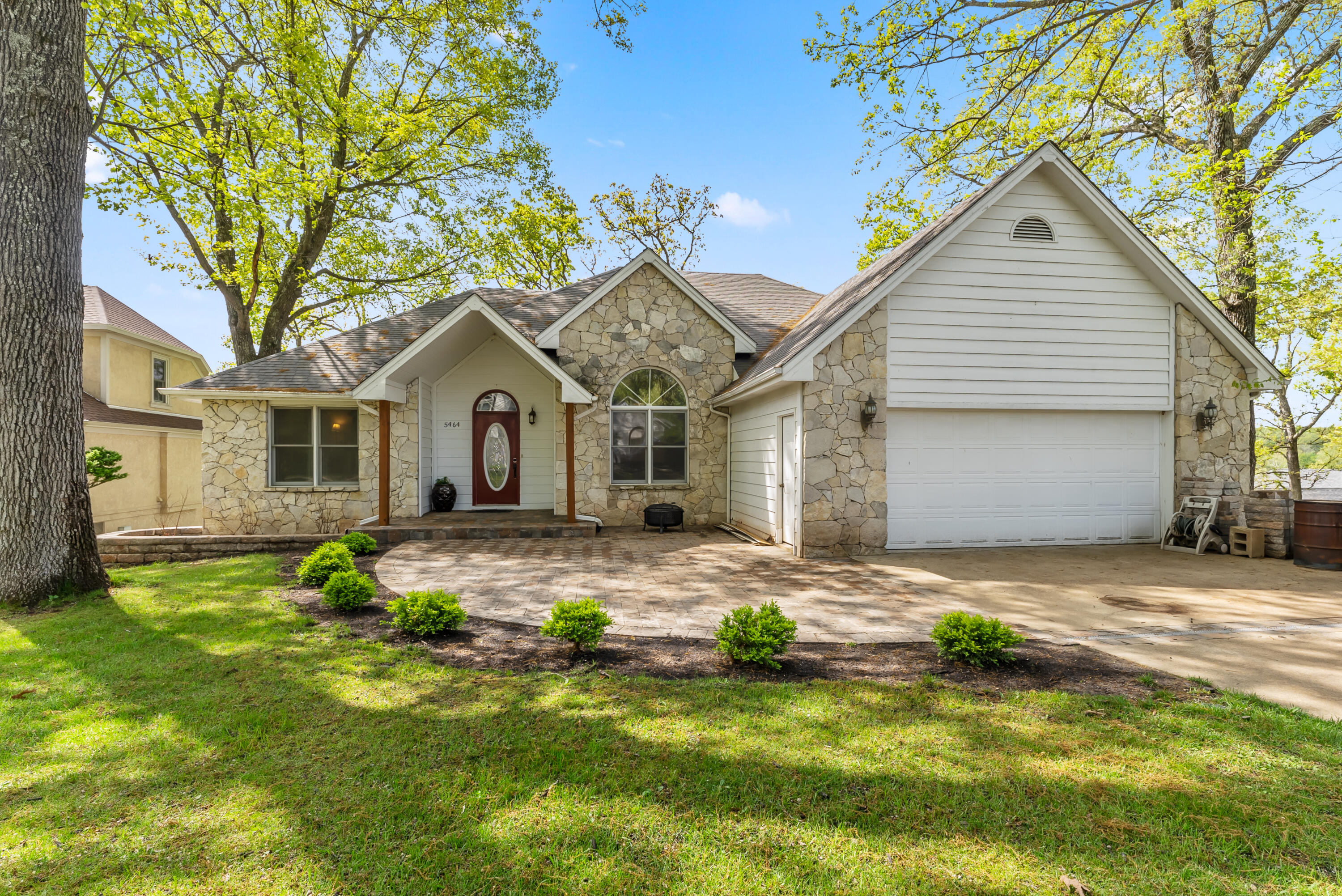 5464 Hampton Ct. Court Property Photo