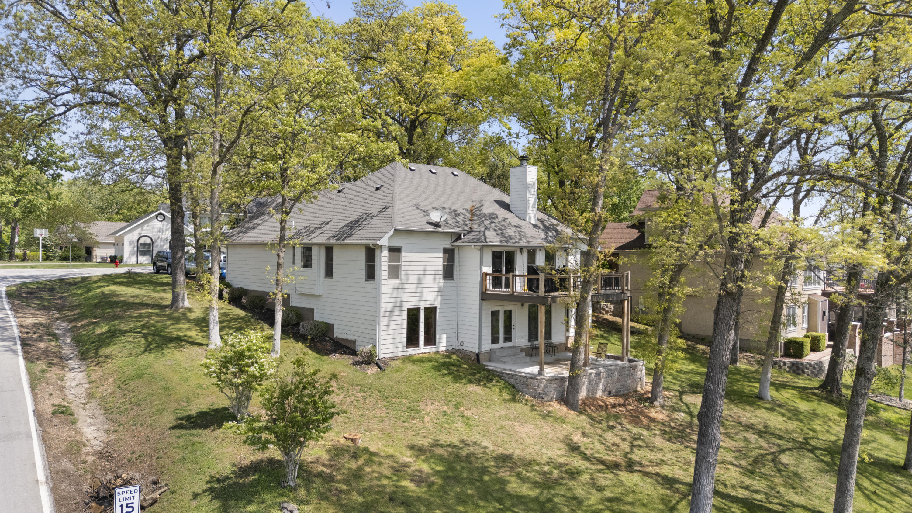5464 Hampton Ct. Court Property Photo 6