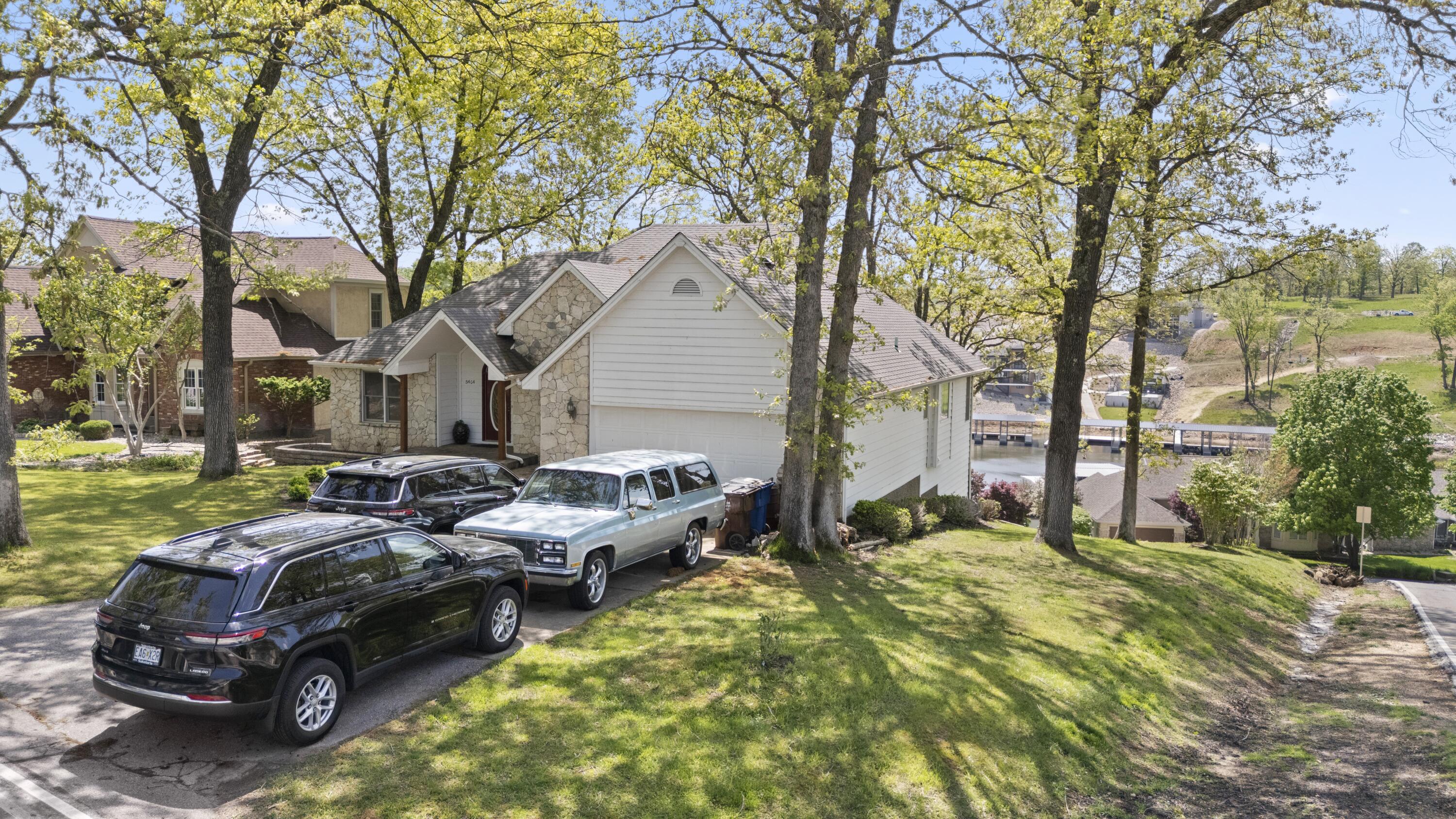 5464 Hampton Ct. Court Property Photo 9