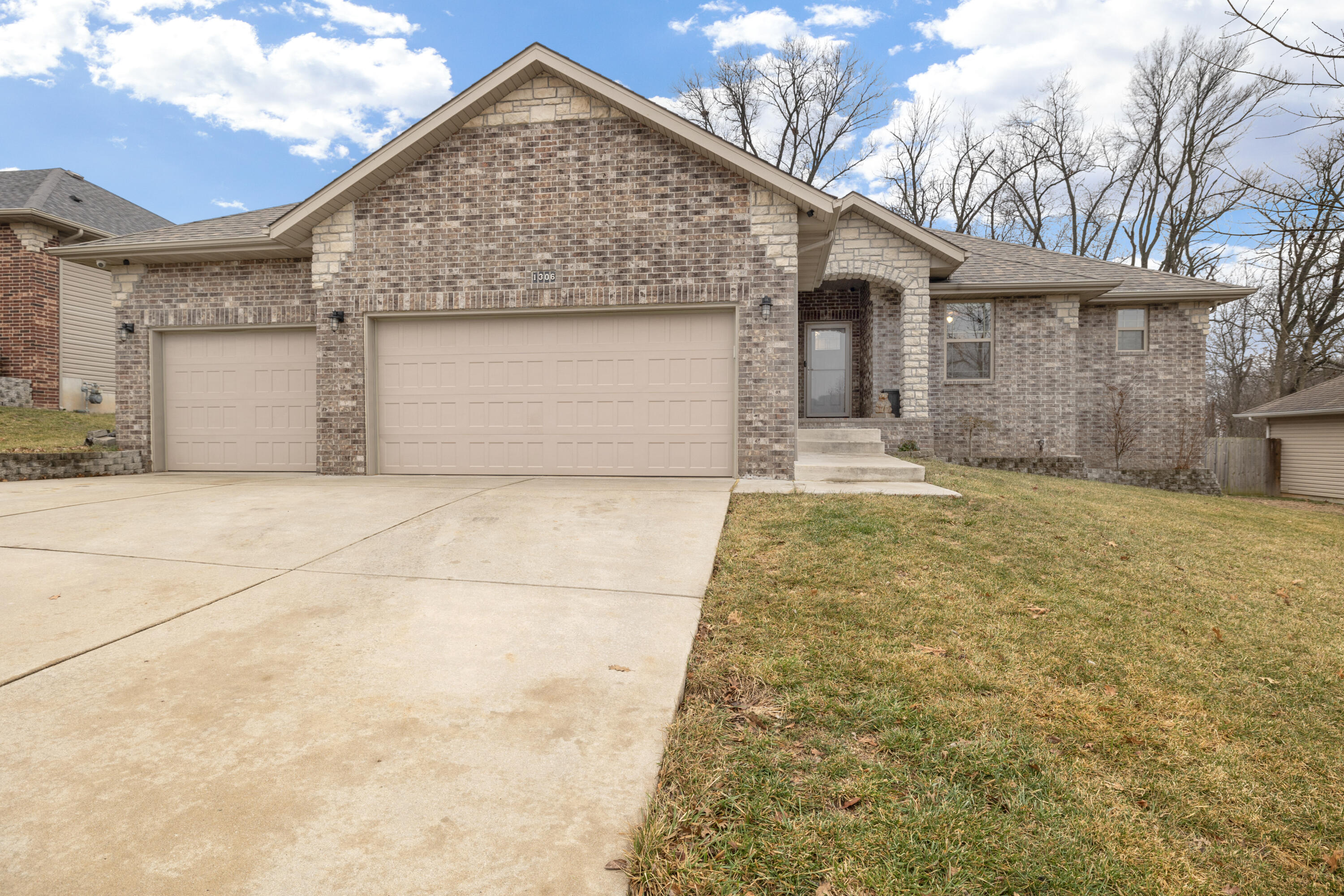 1306 West Millpond Drive Property Photo 1
