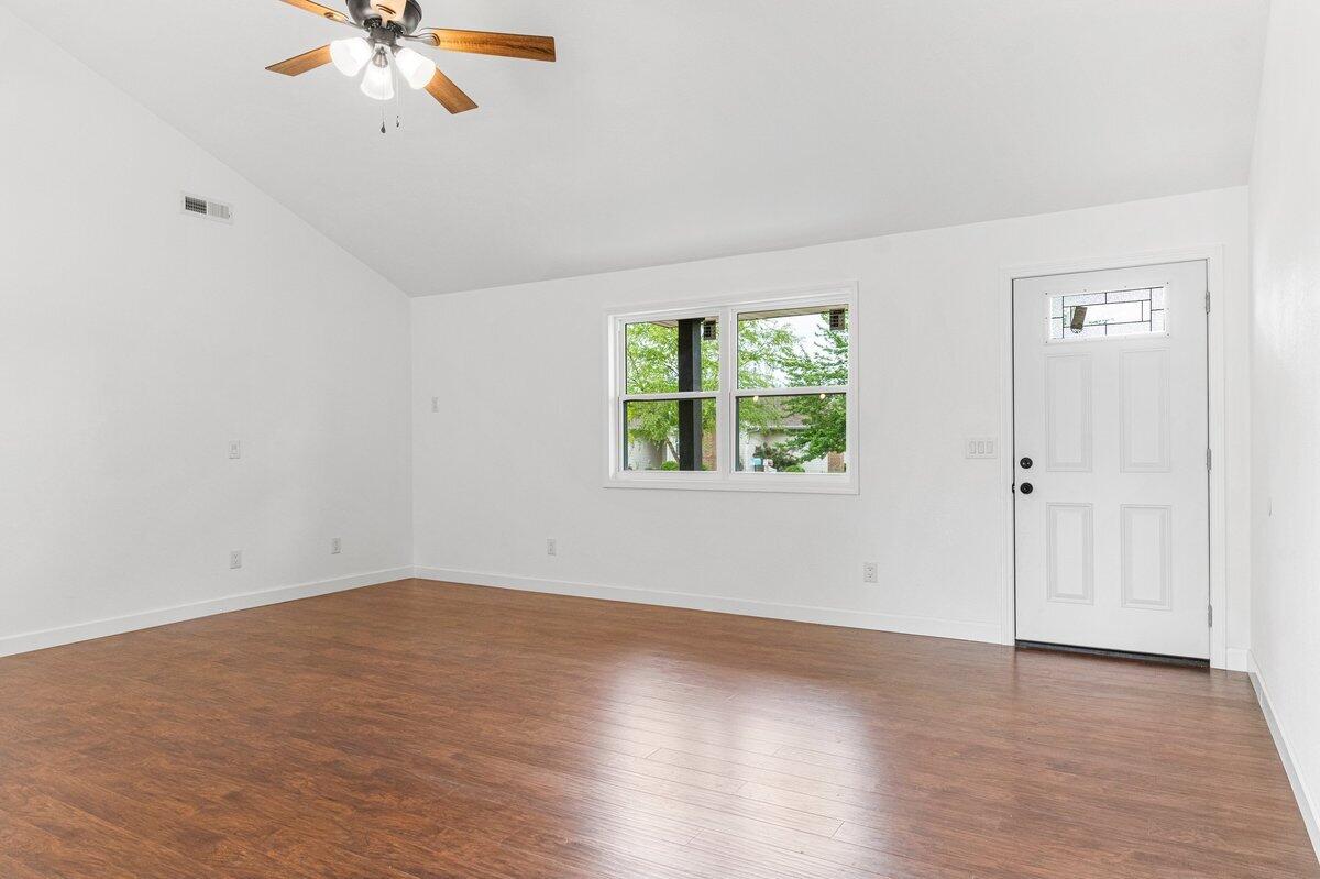 206 West Hunter Drive Property Photo 5