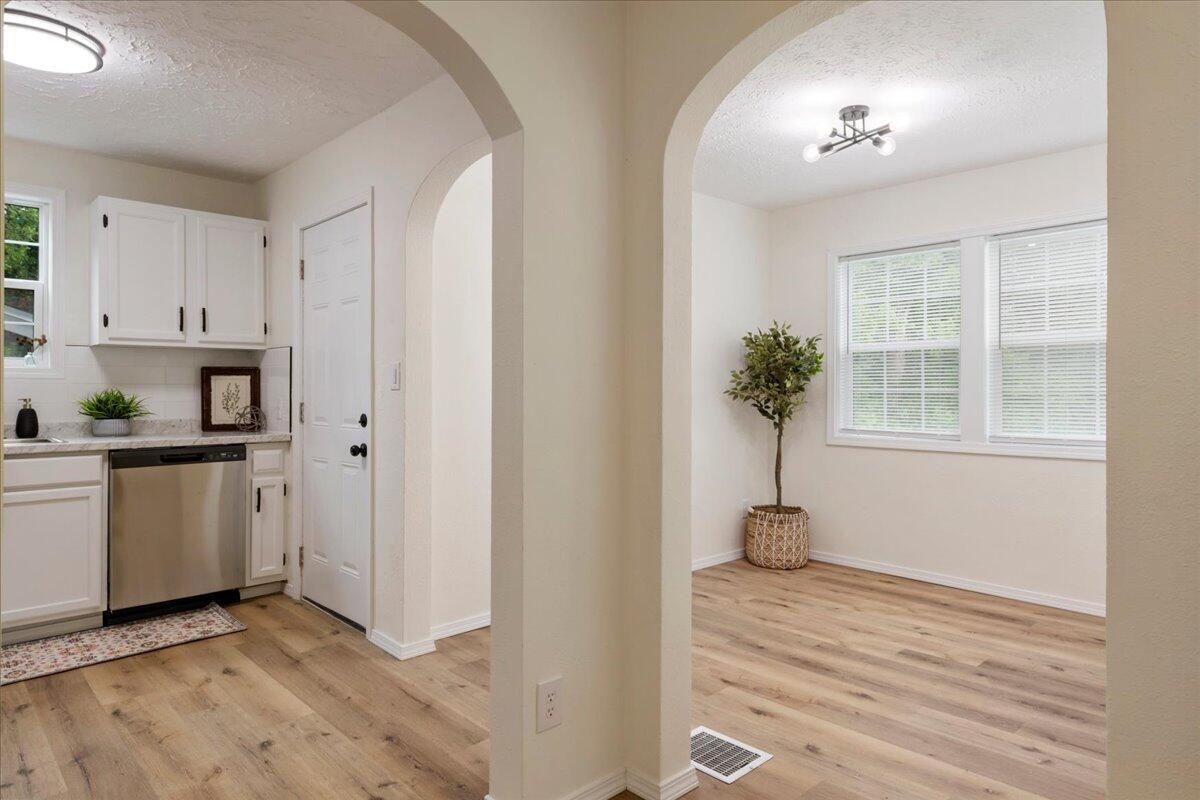 532 South Fort Avenue Property Photo 7