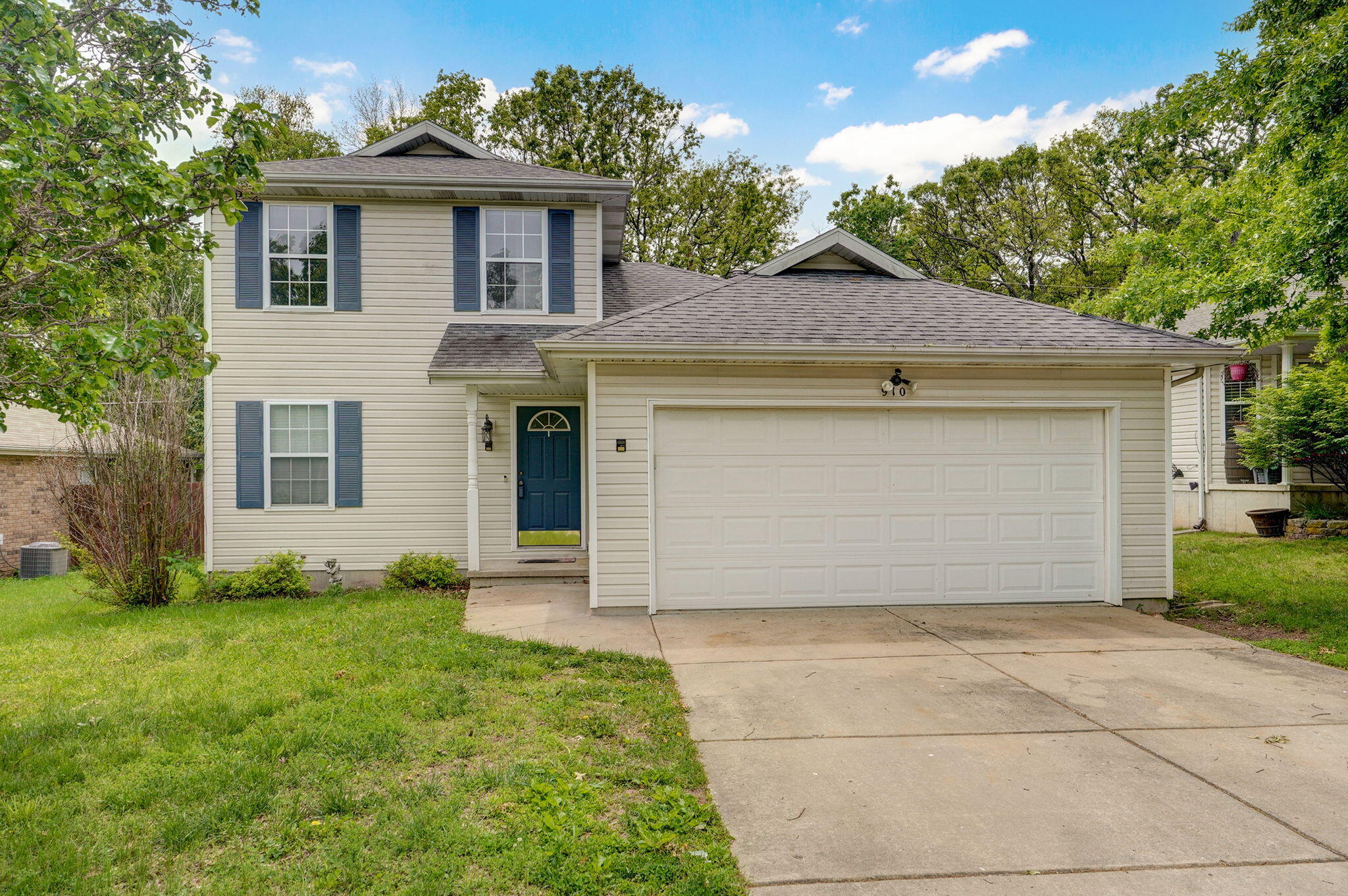 910 West Butterfield Drive Property Photo 1