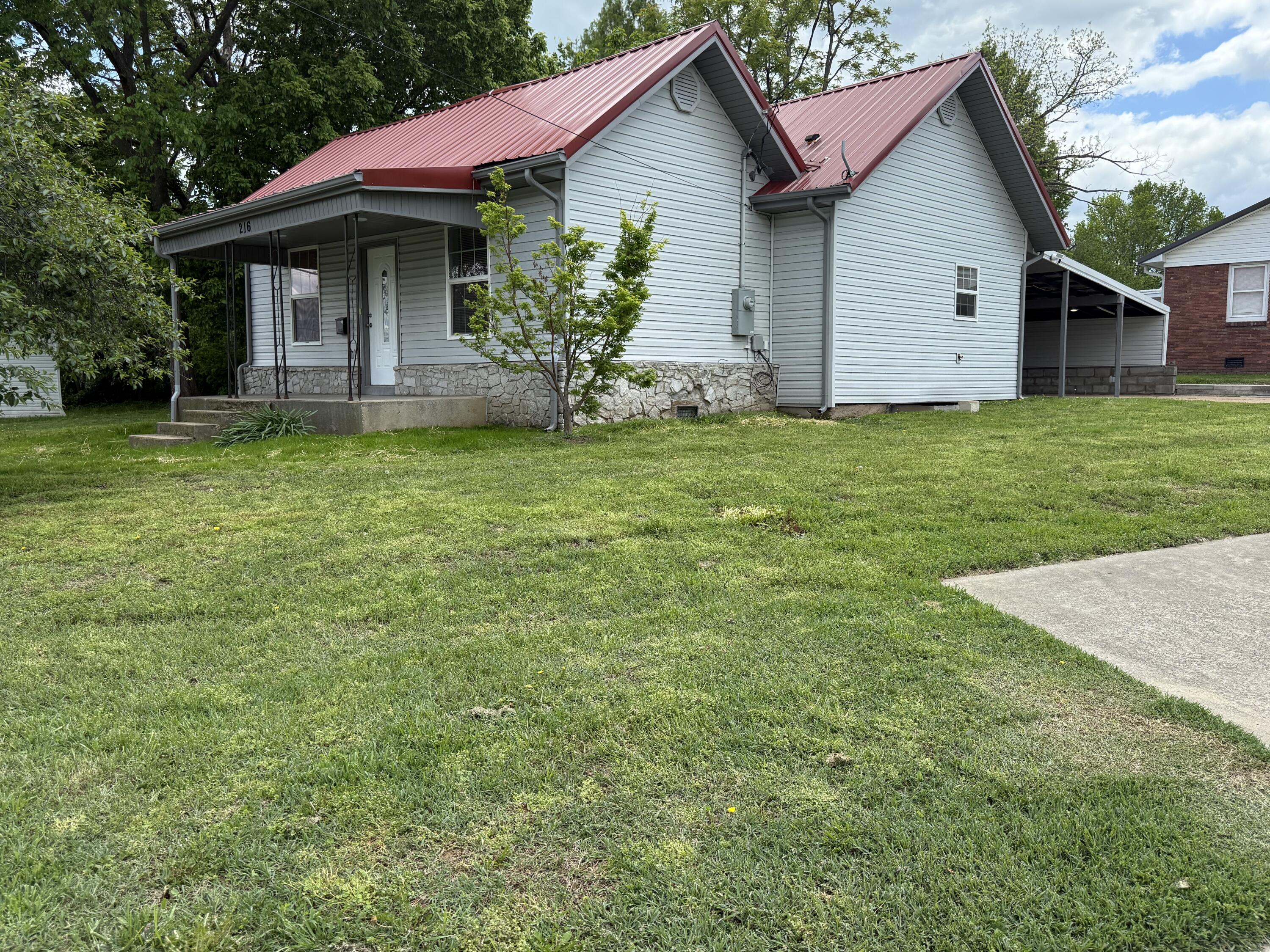 216 West Walnut Street Property Photo 1