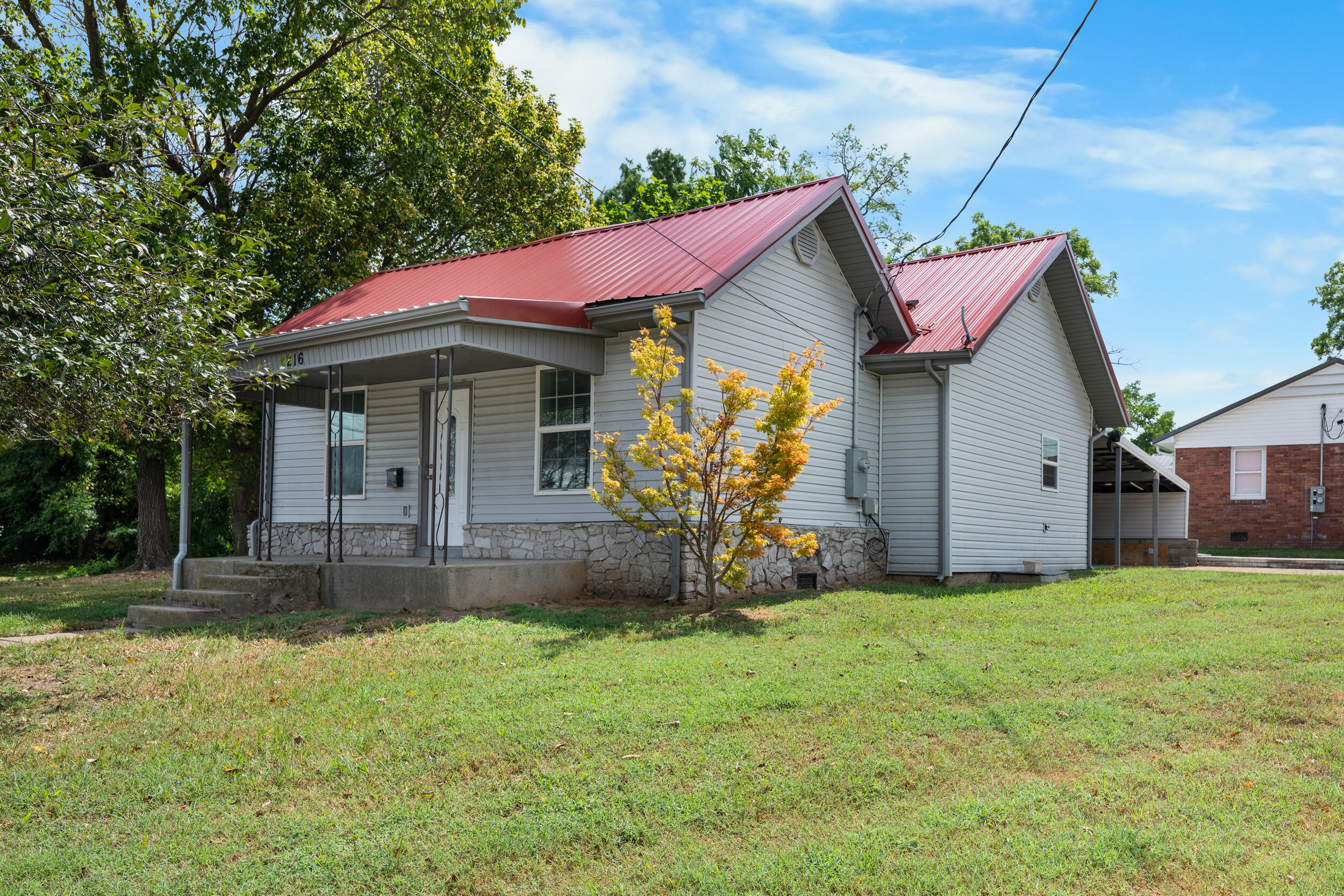 216 West Walnut Street Property Photo 1