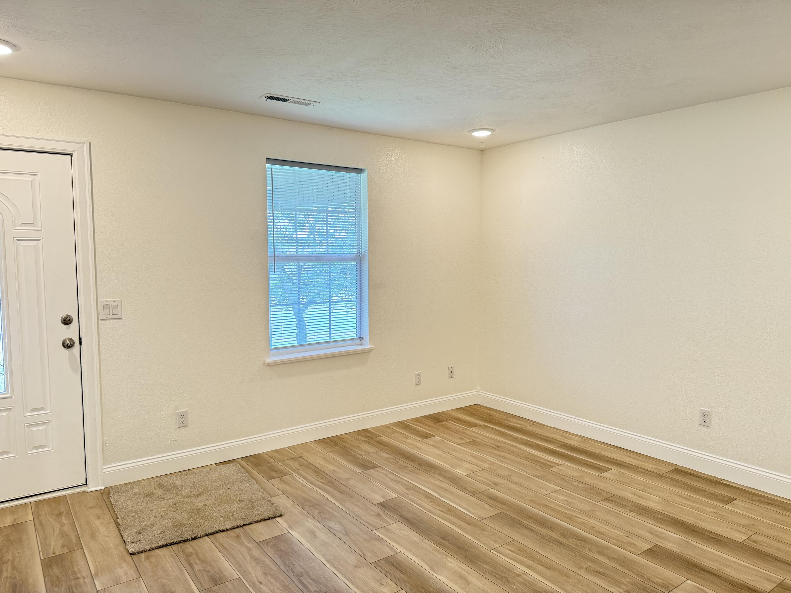 216 West Walnut Street Property Photo 3