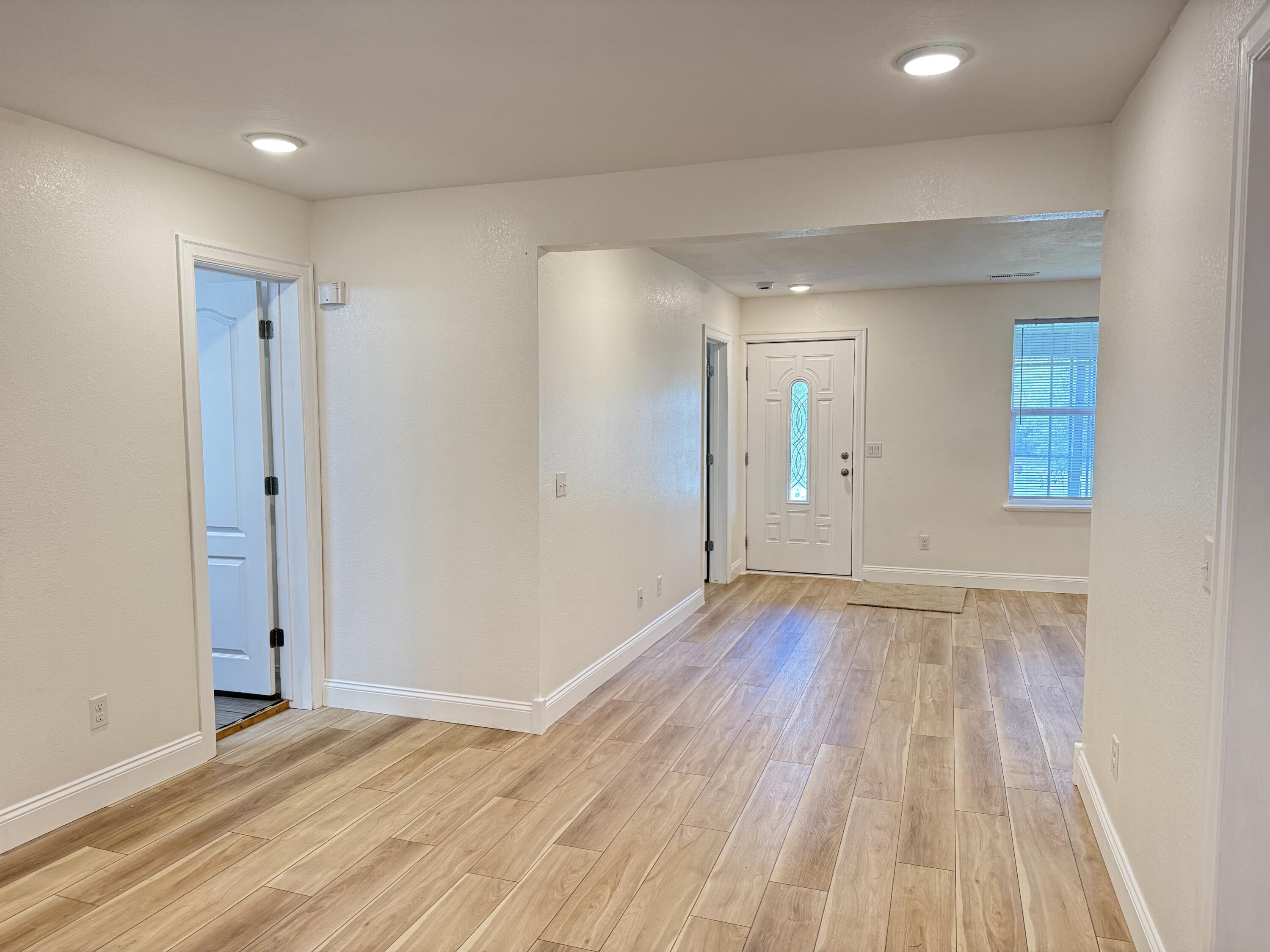 216 West Walnut Street Property Photo 4