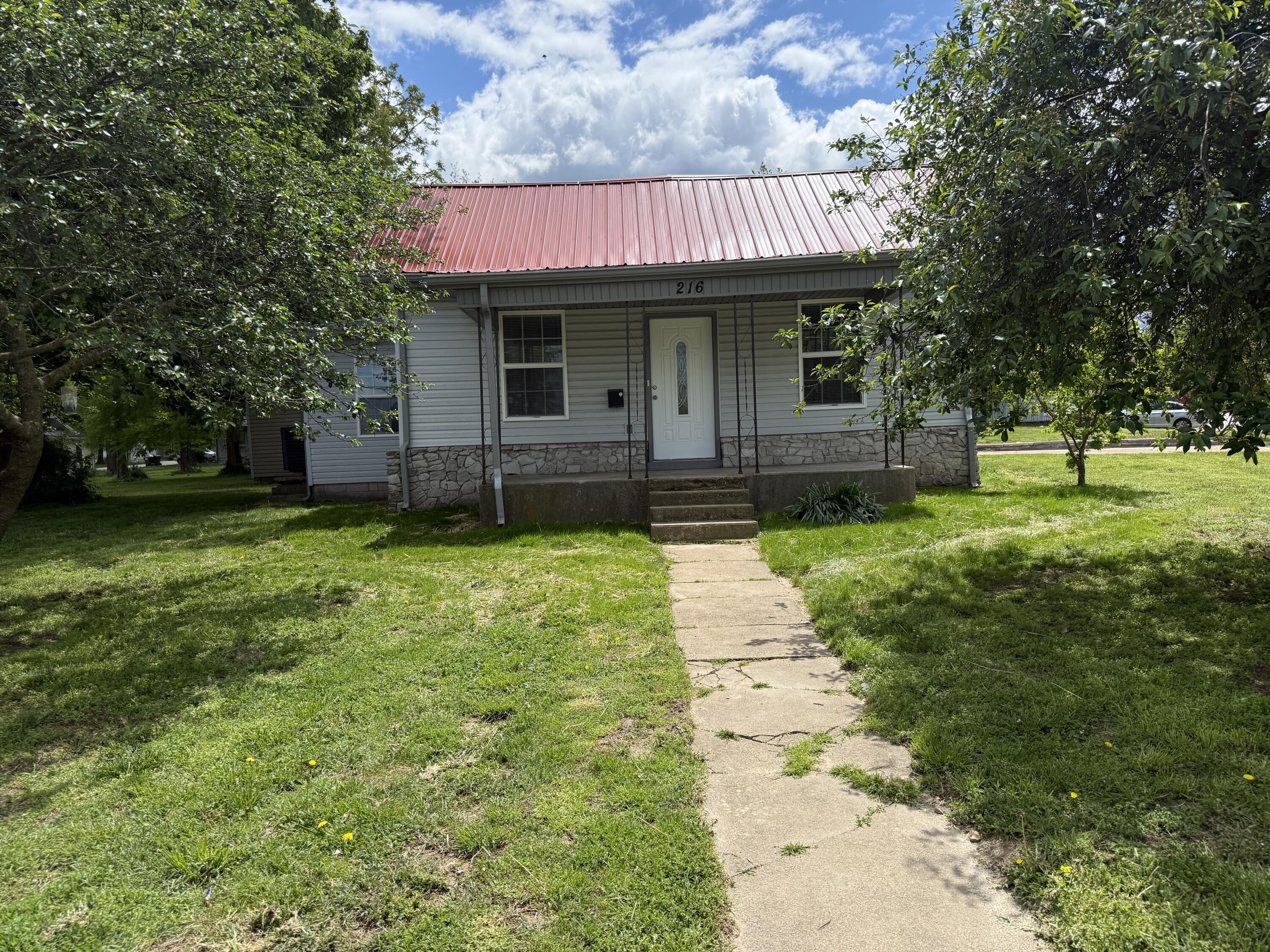 216 West Walnut Street Property Photo 22