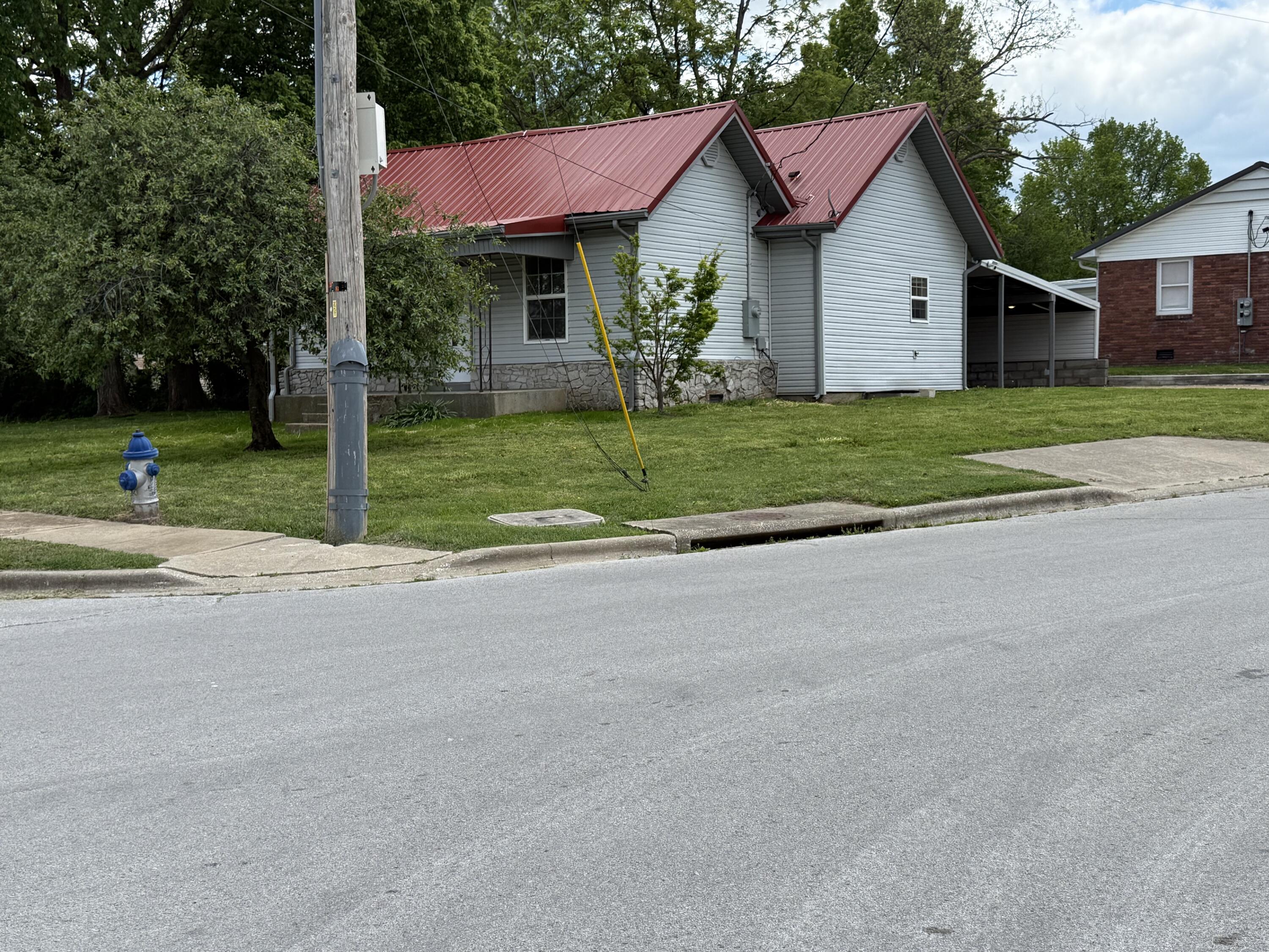 216 West Walnut Street Property Photo 24