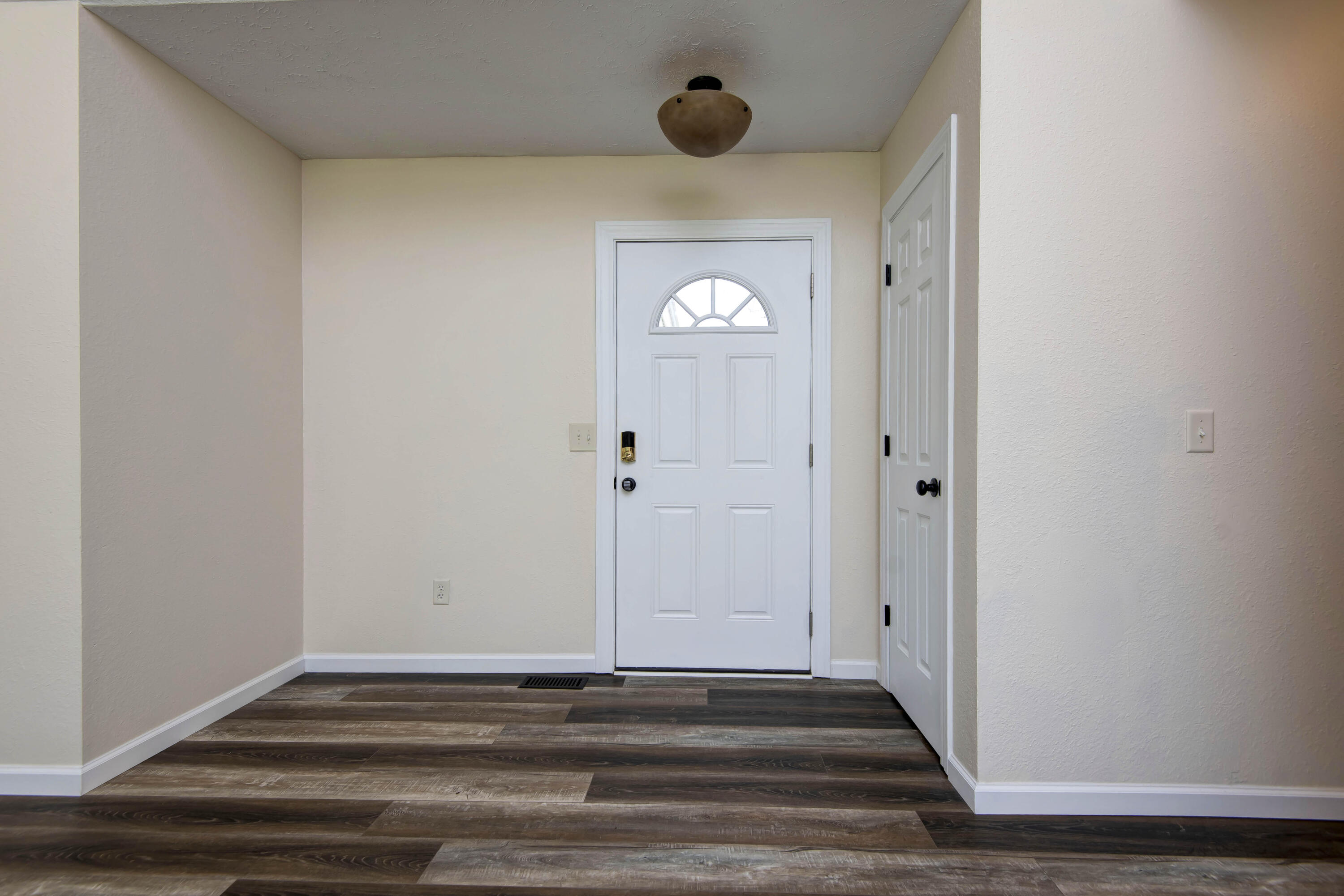 2112 Primrose Property Photo 5