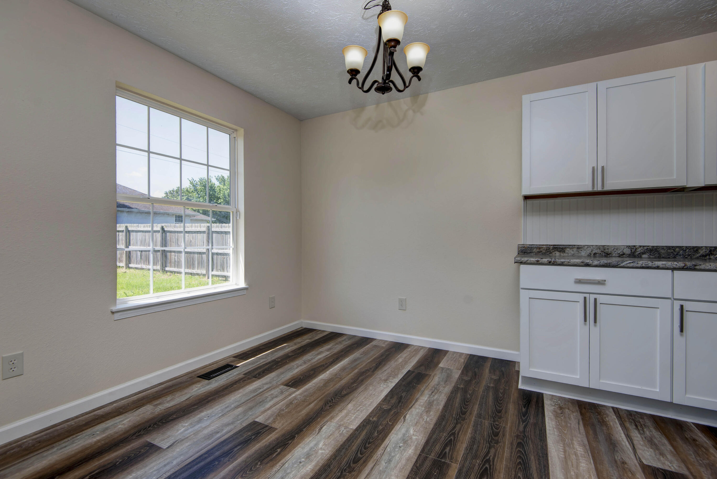 2112 Primrose Property Photo 11
