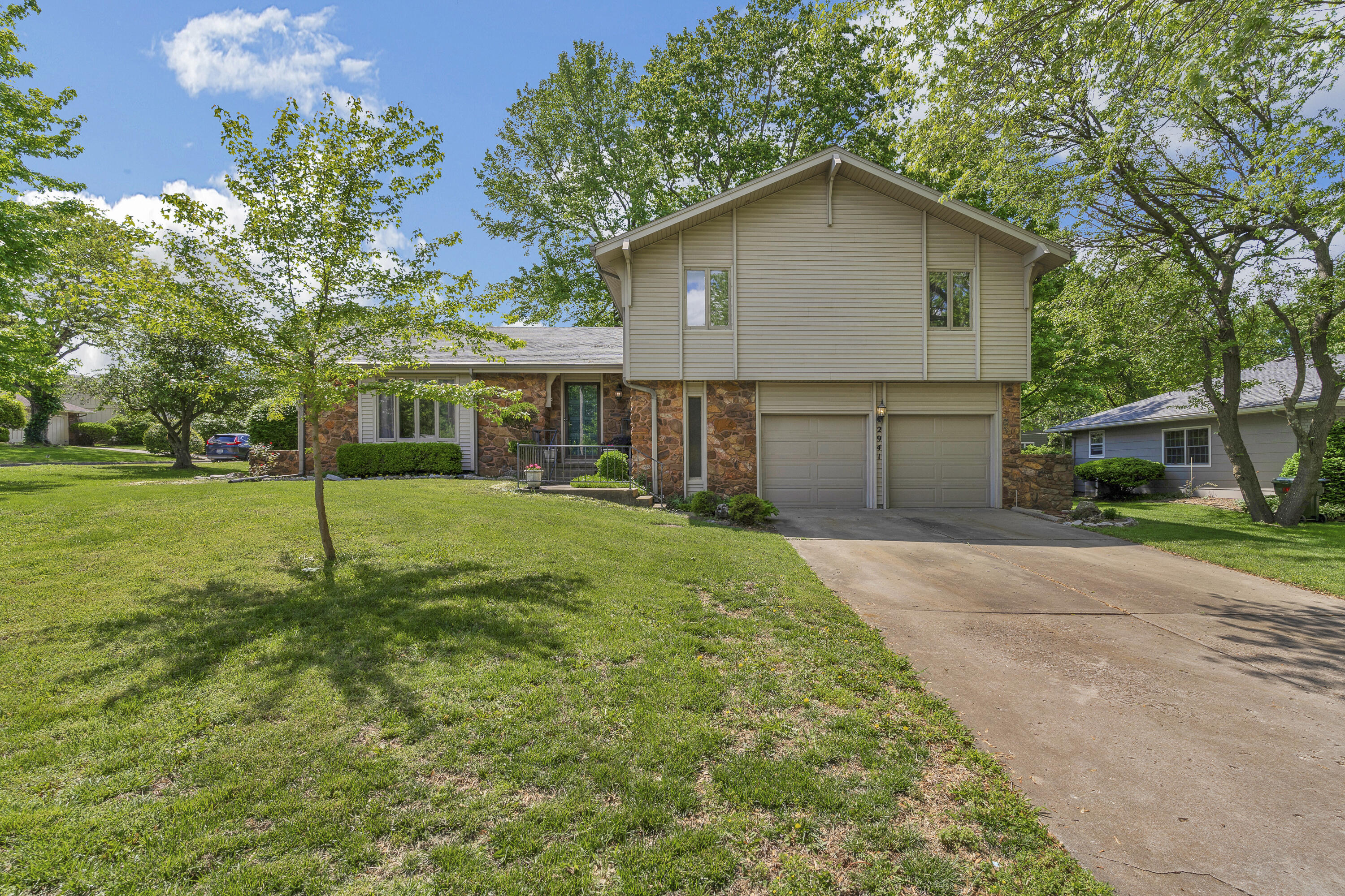 2941 South Versailles Avenue Property Photo 1
