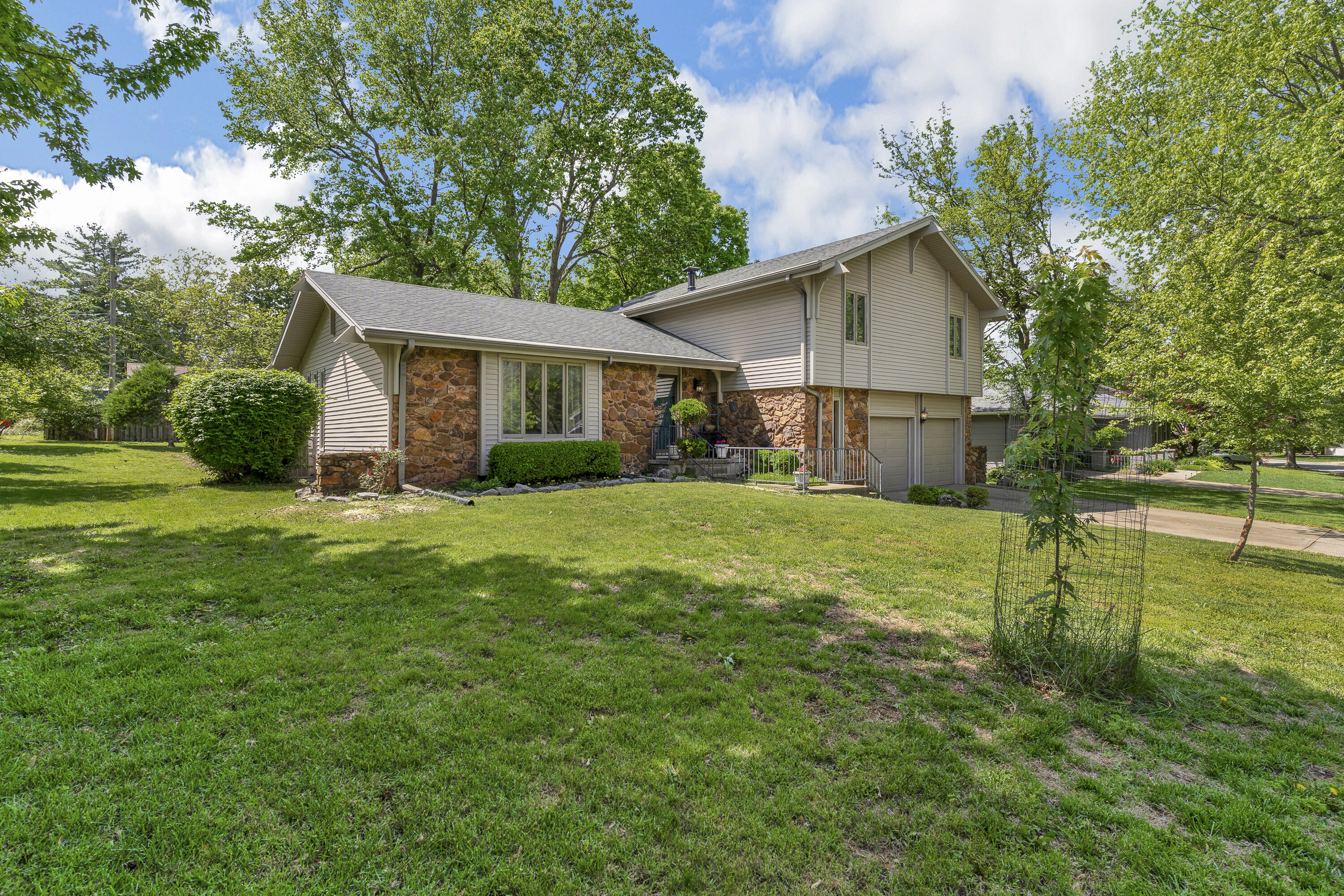2941 South Versailles Avenue Property Photo 2