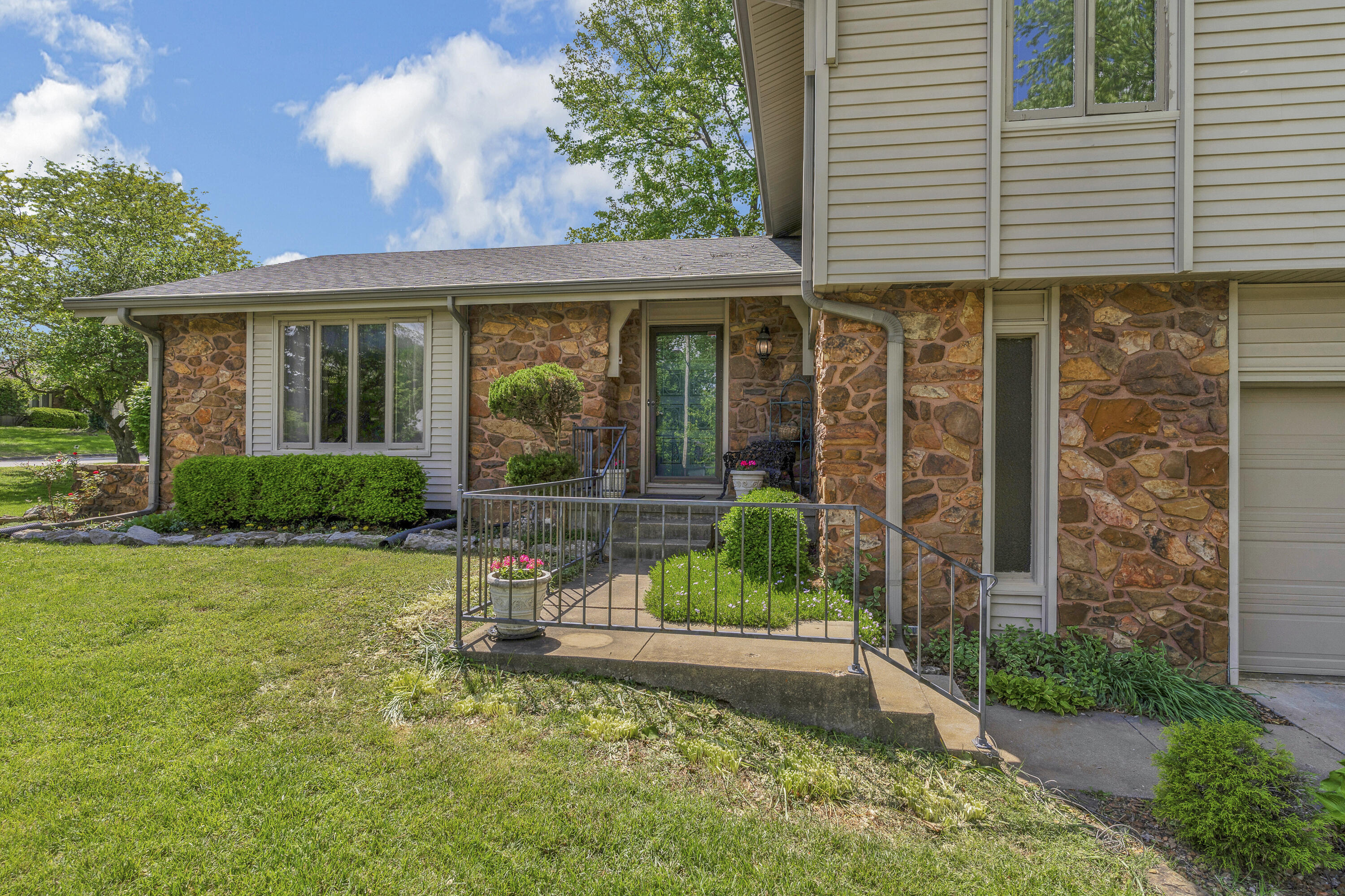 2941 South Versailles Avenue Property Photo 4