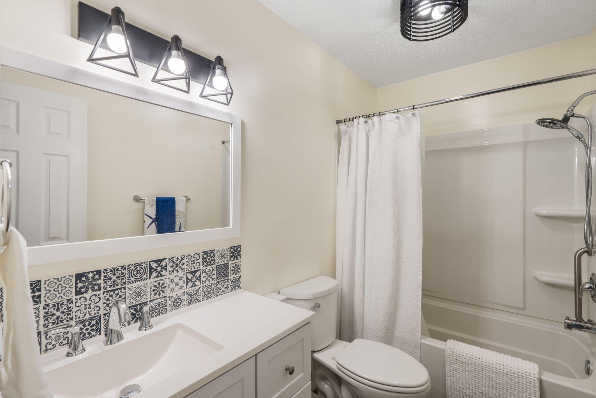 5065 South Sycamore Avenue Property Photo 18