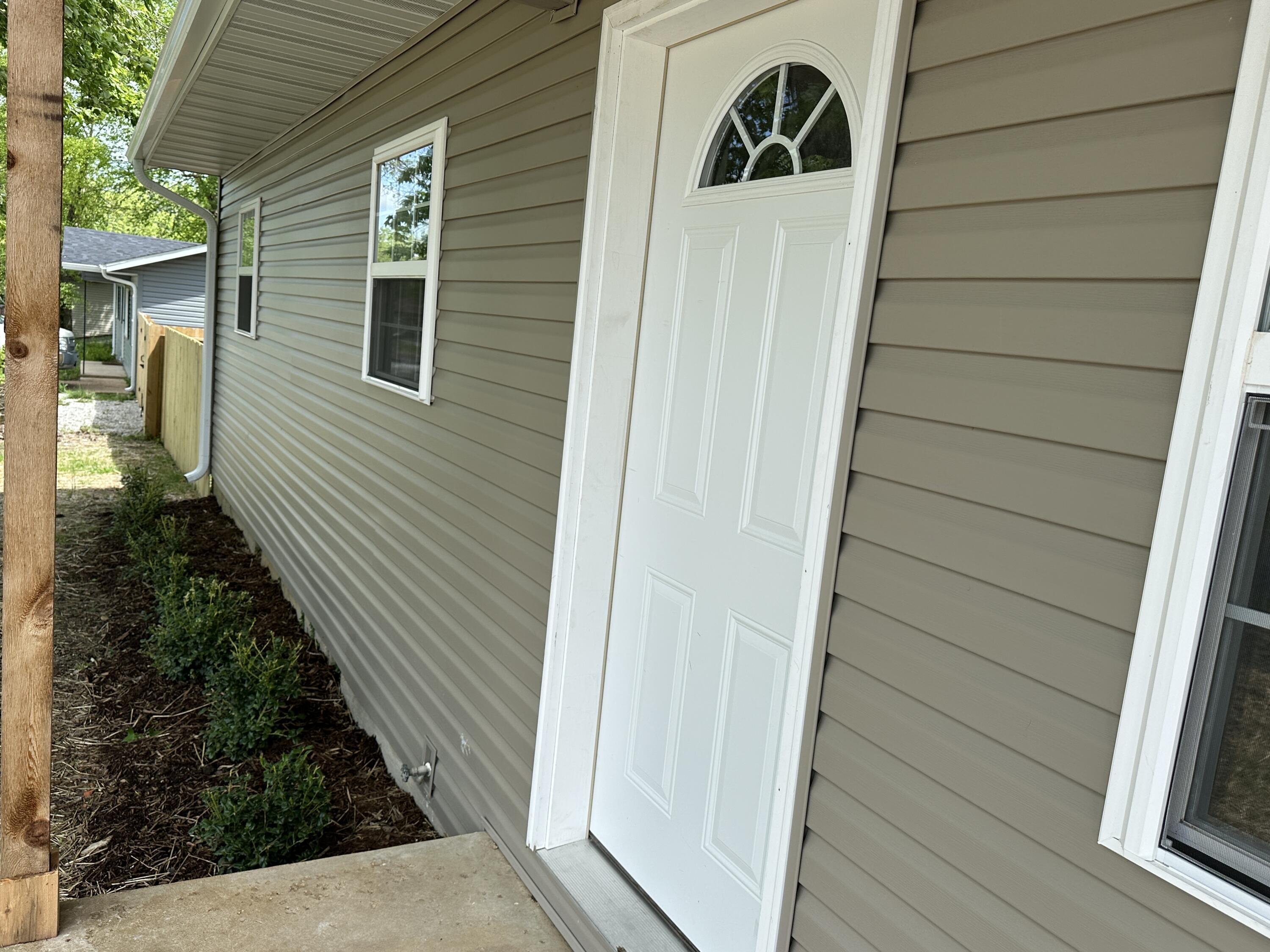 602 South Elm Street Property Photo 4