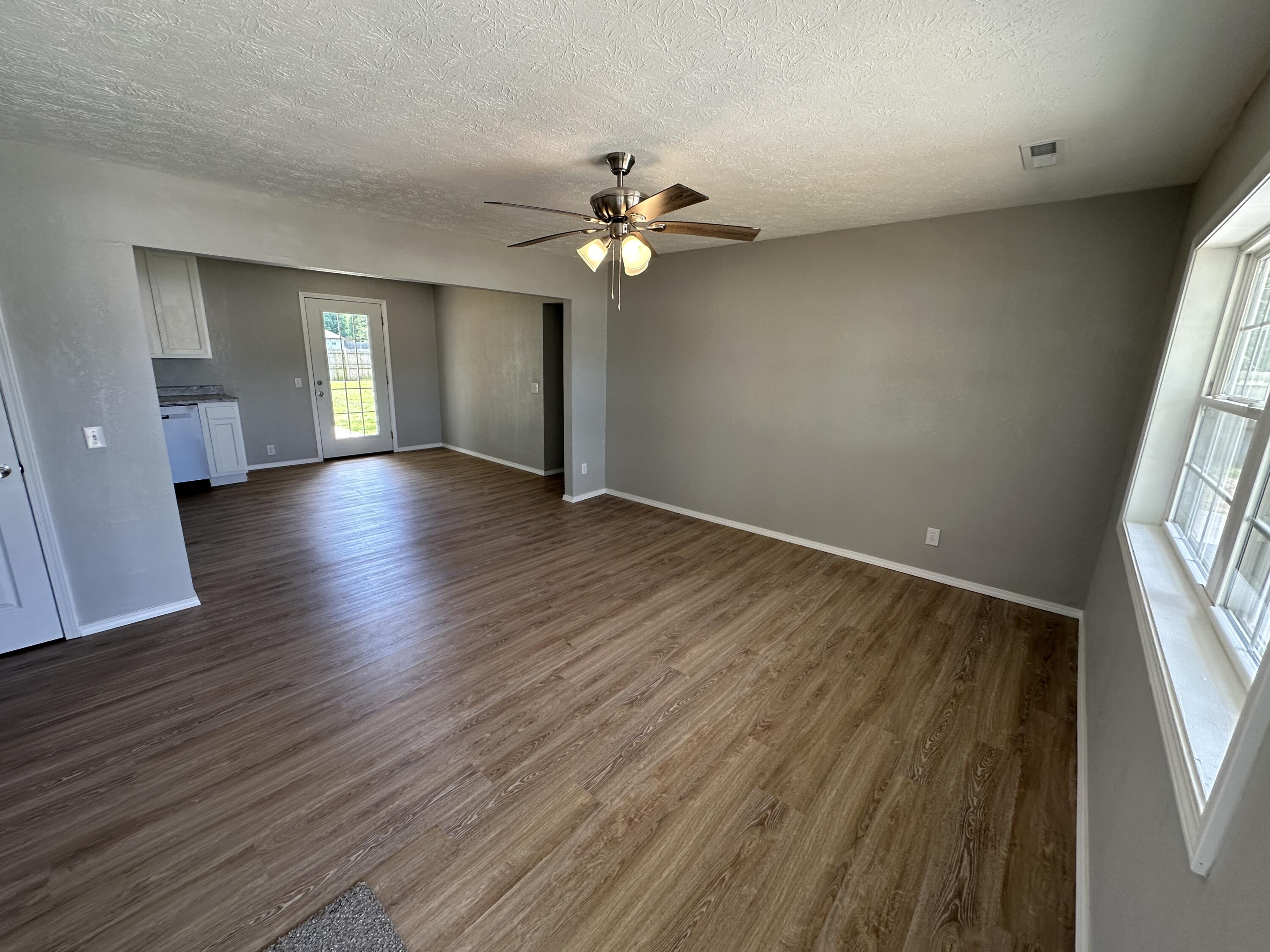 602 South Elm Street Property Photo 6