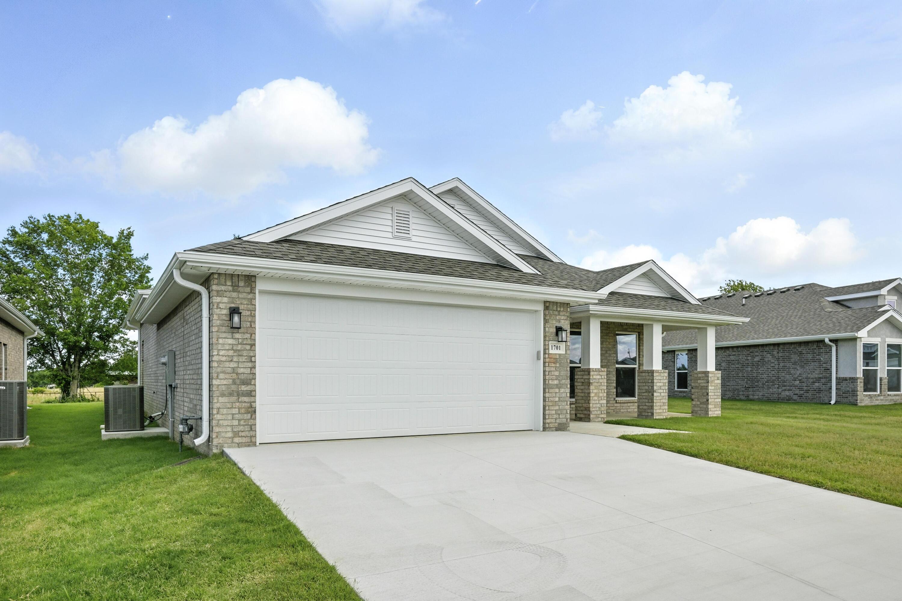 1701 East White Oak Street Property Photo 4