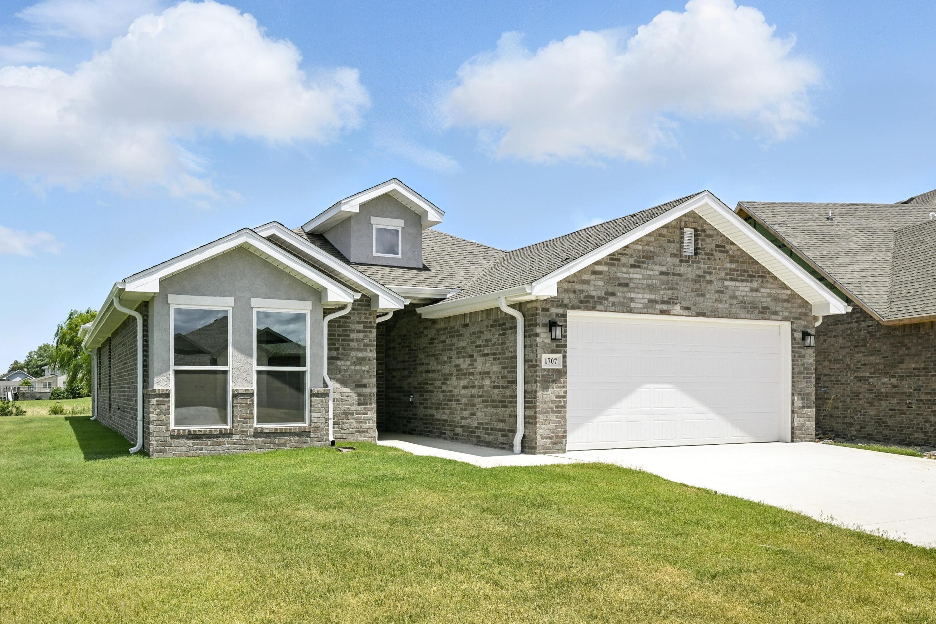 1707 East White Oak Drive Property Photo 4