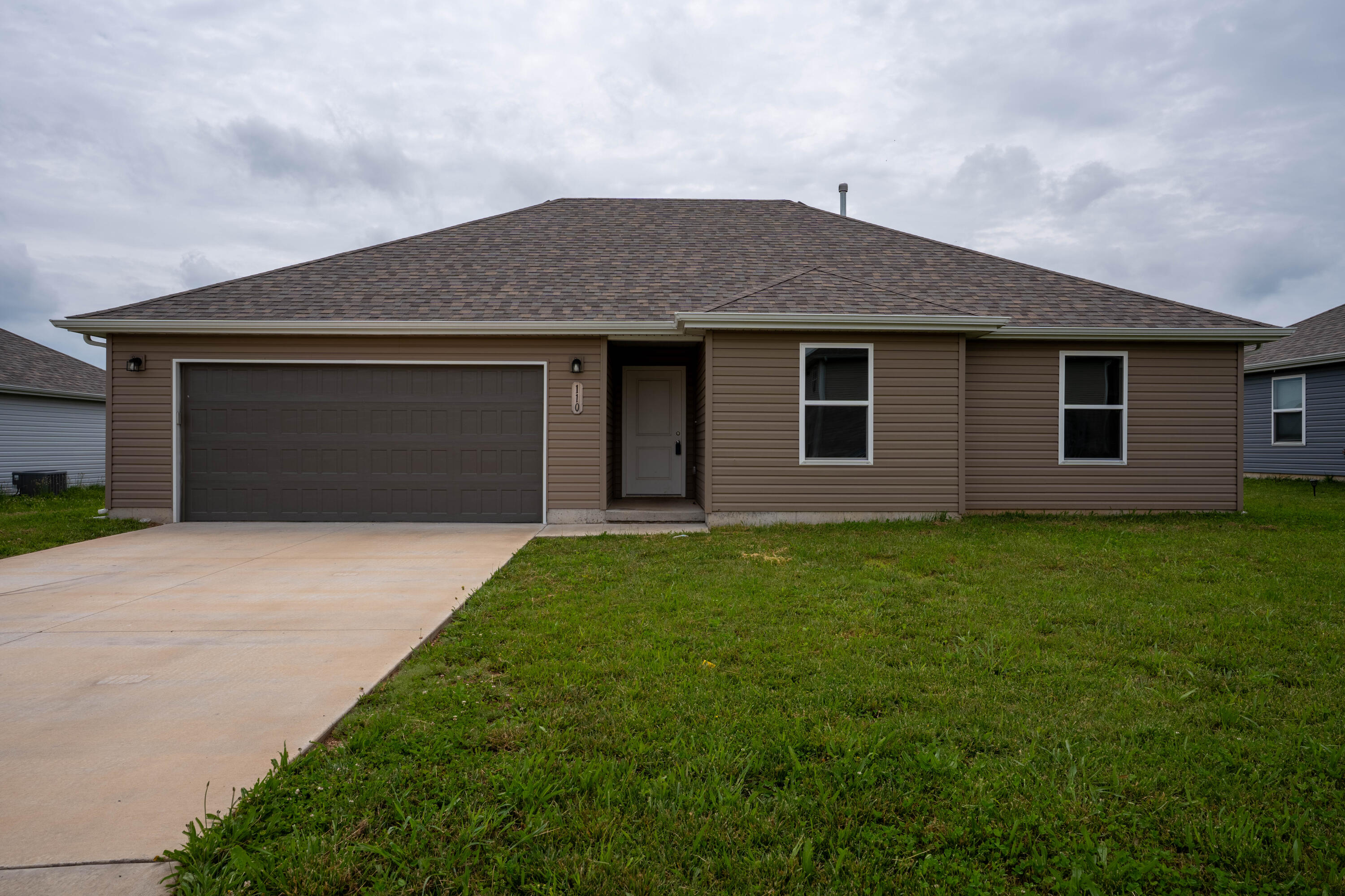 110 Pin Oak Dr Drive Property Photo 1