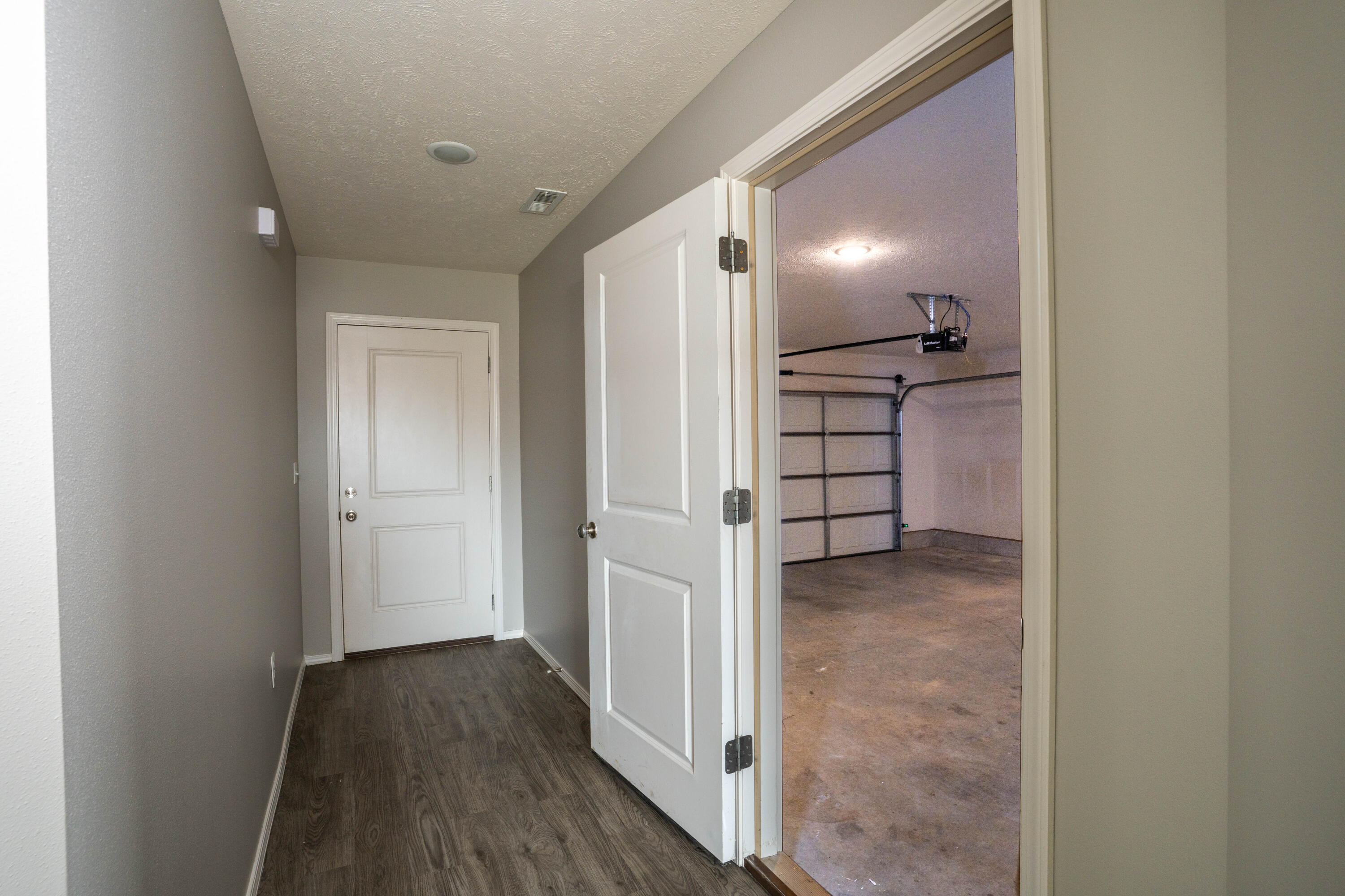 110 Pin Oak Dr Drive Property Photo 2