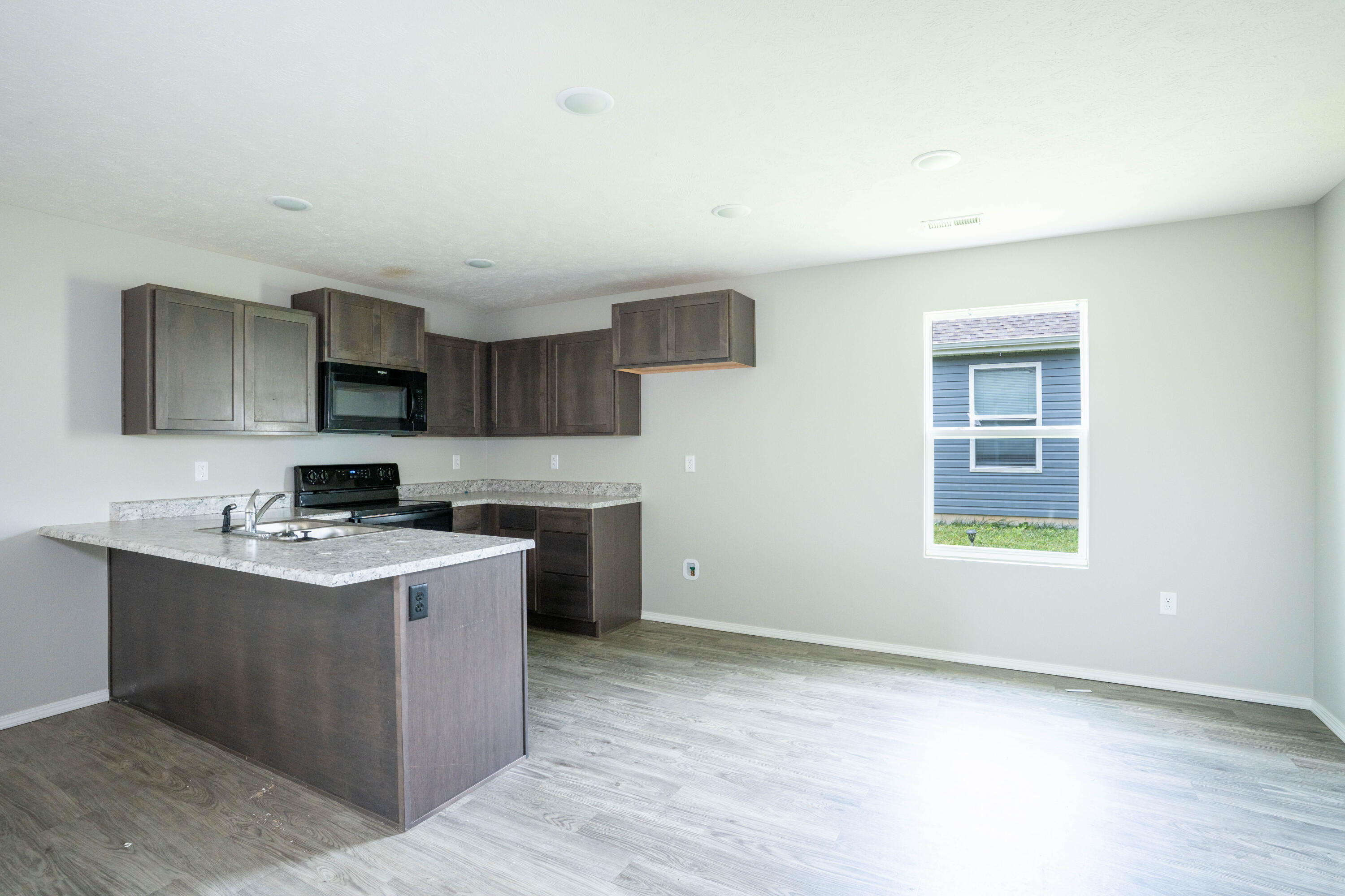 110 Pin Oak Dr Drive Property Photo 8
