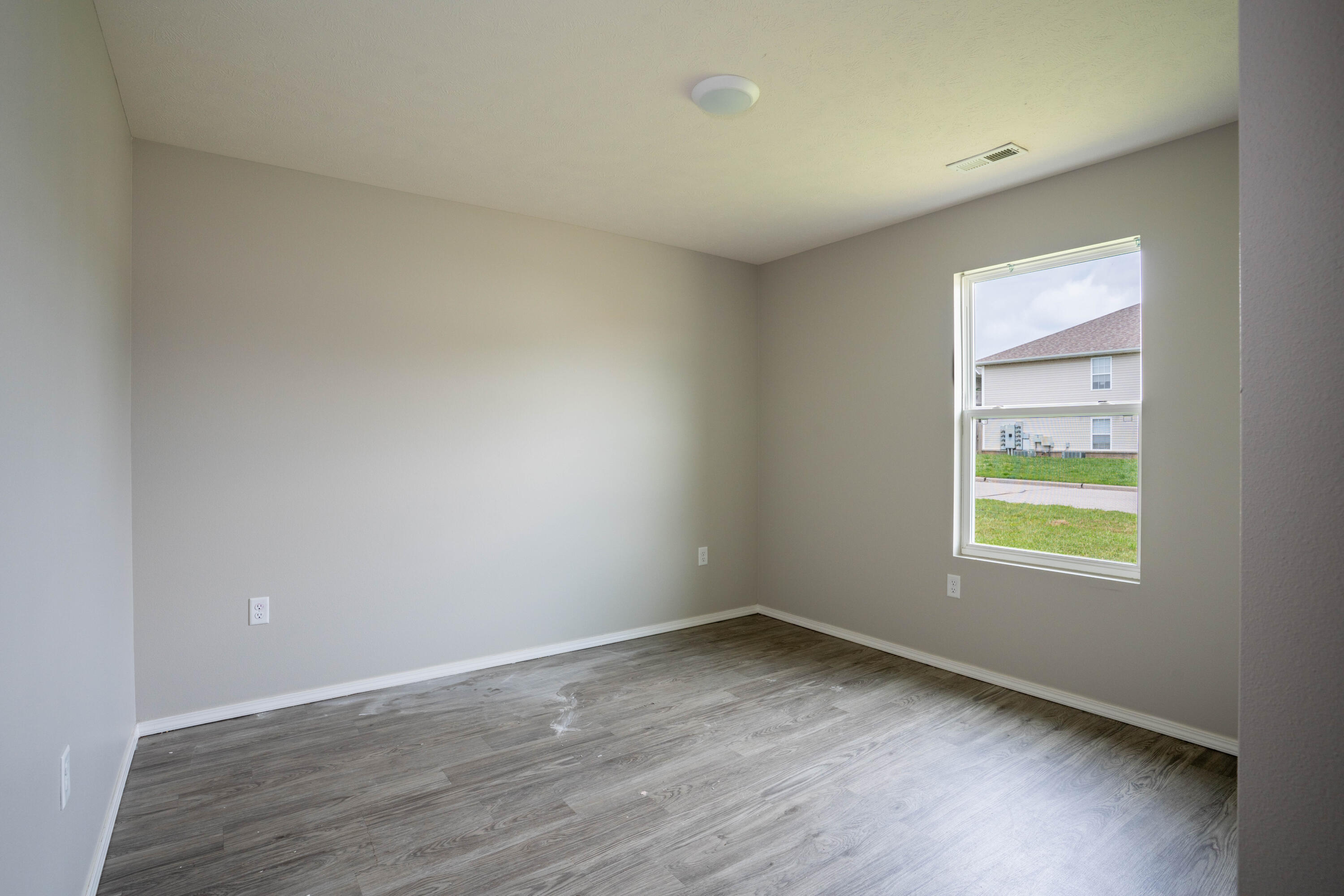 110 Pin Oak Dr Drive Property Photo 12