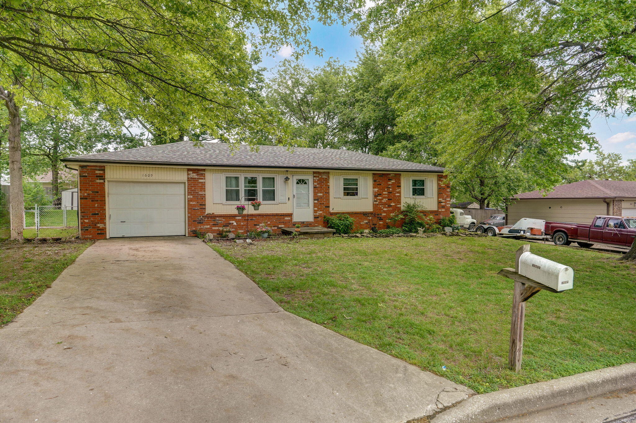 1609 East Kentwood Street Property Photo 1