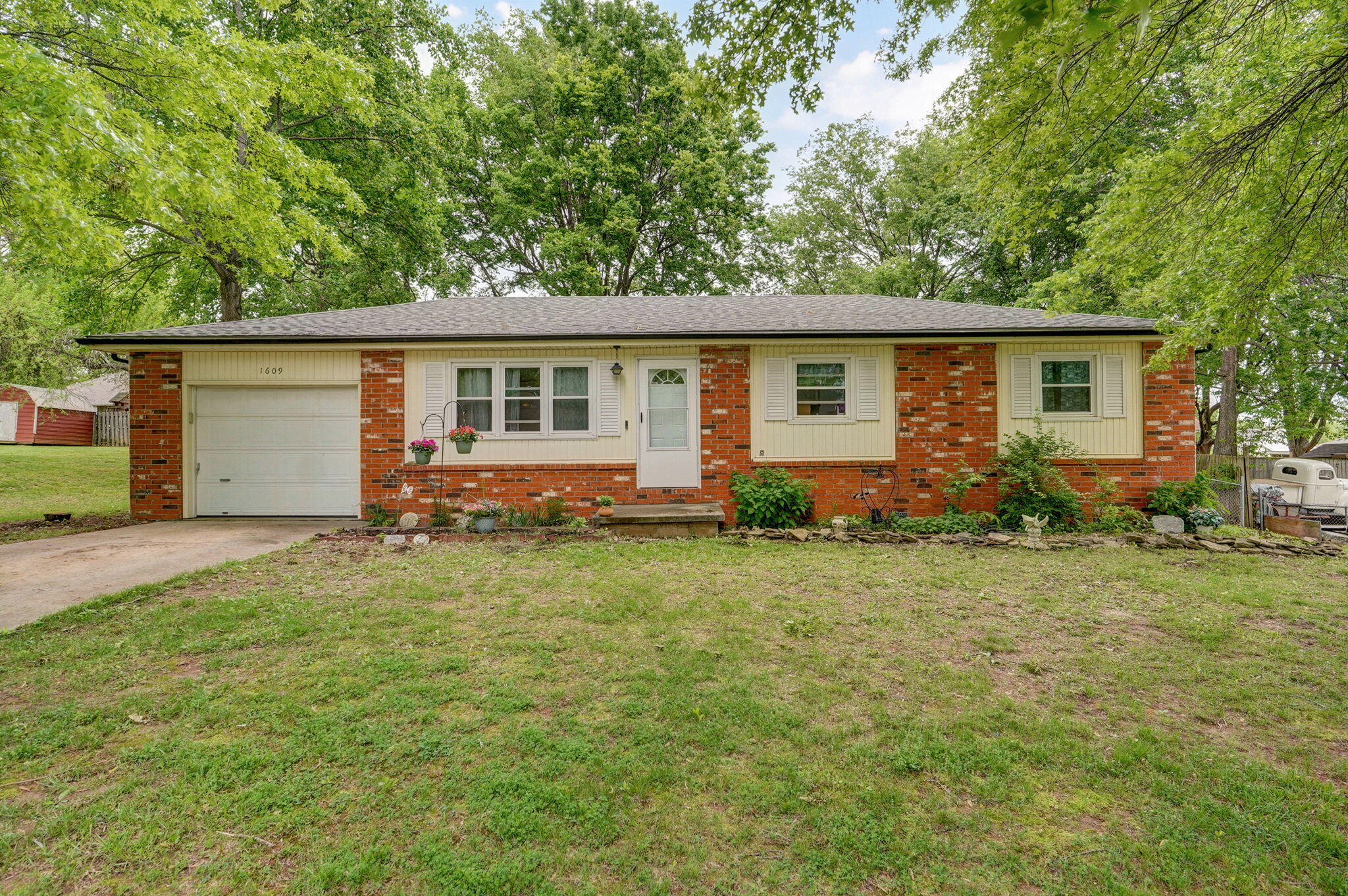 1609 East Kentwood Street Property Photo 2