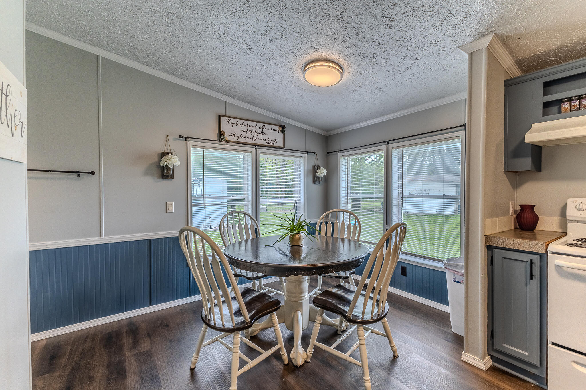 27 State Road West Property Photo 9