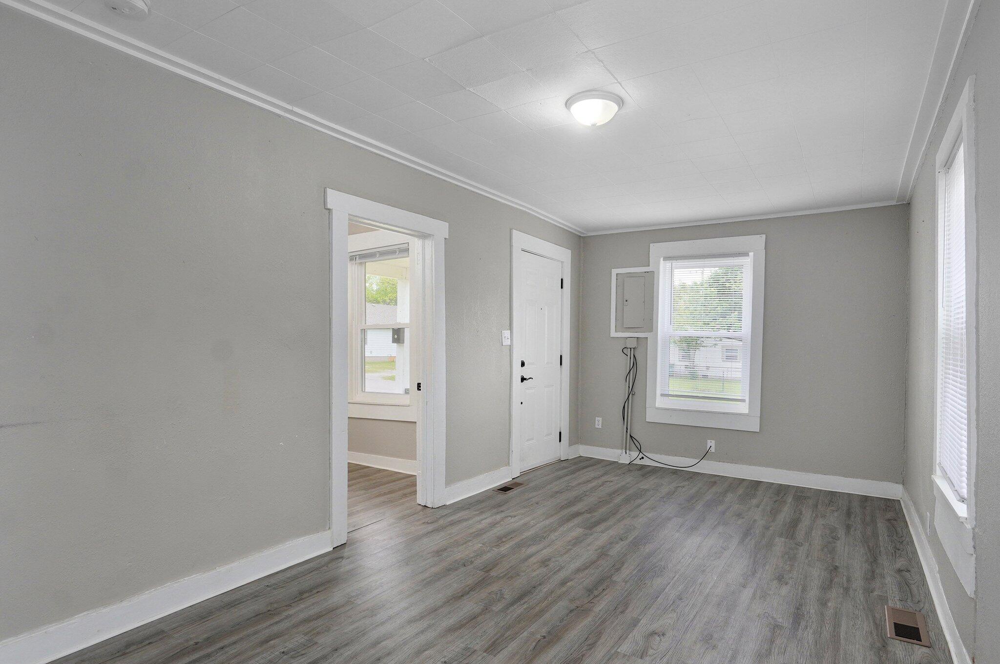 1015 North Newton Avenue Property Photo 9