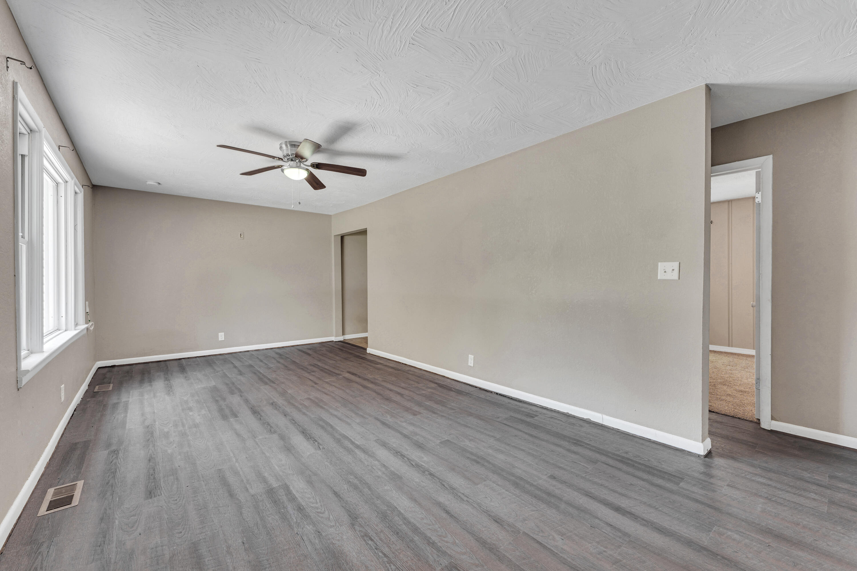 1606 North Waverly Avenue Property Photo 2