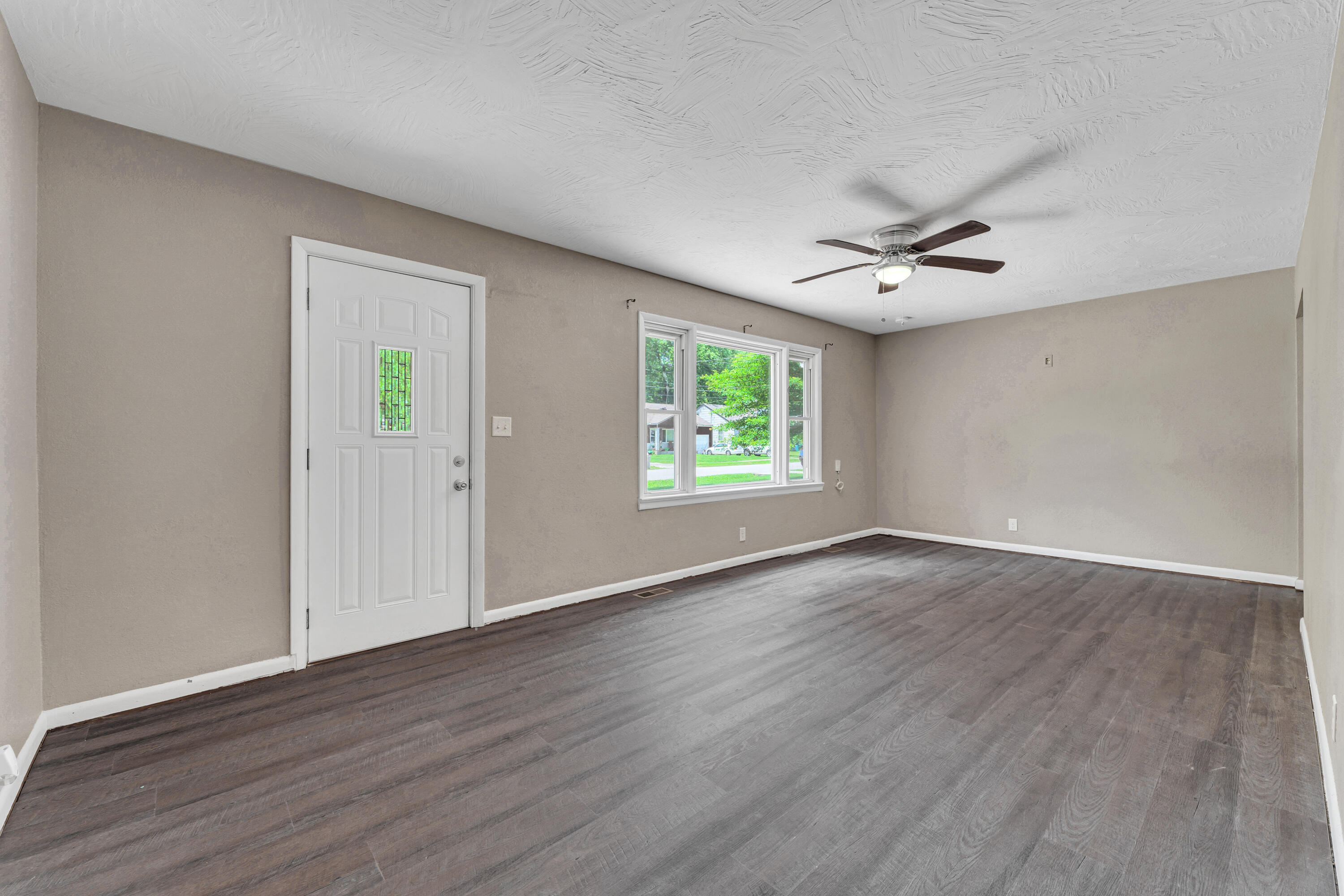 1606 North Waverly Avenue Property Photo 3