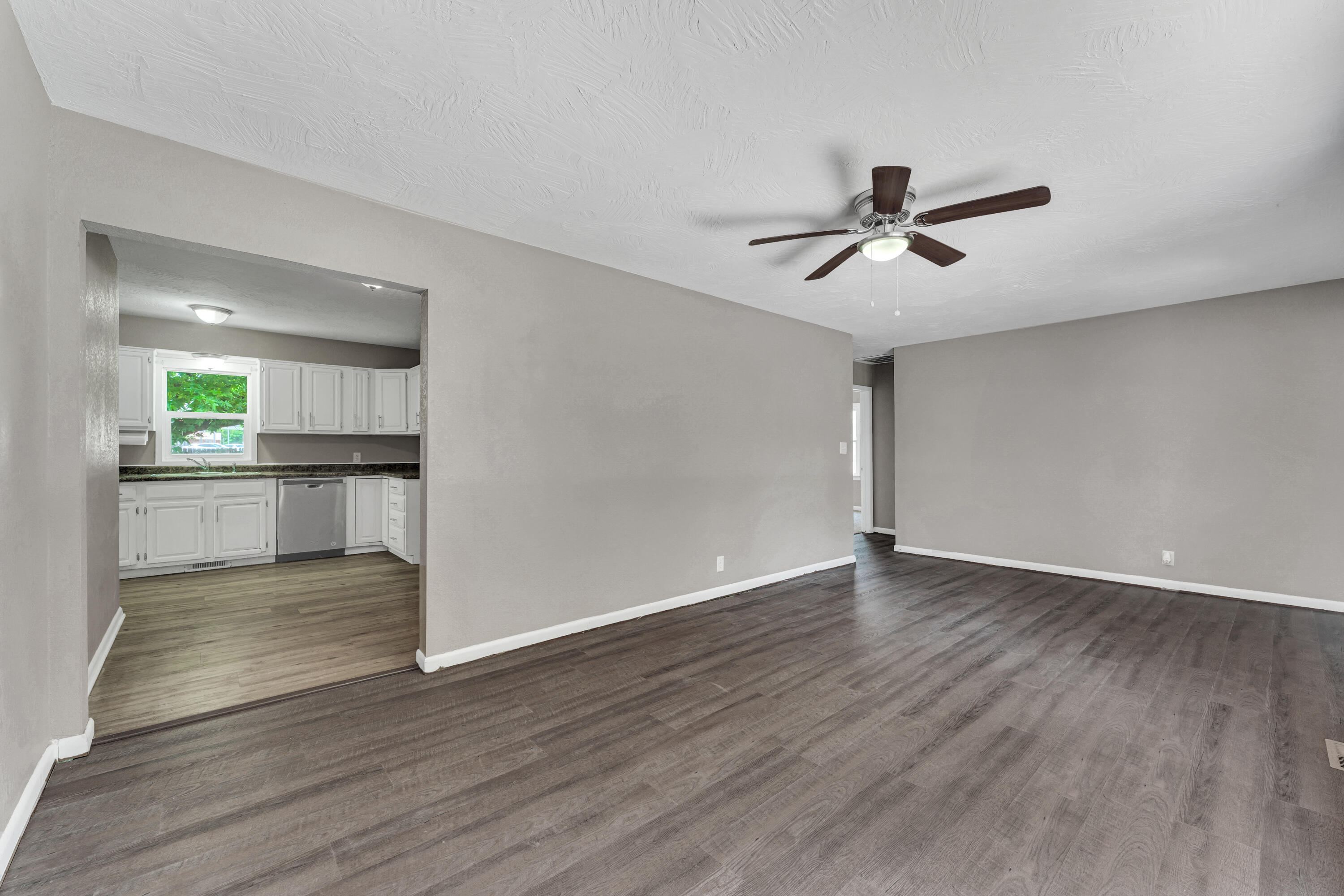 1606 North Waverly Avenue Property Photo 4