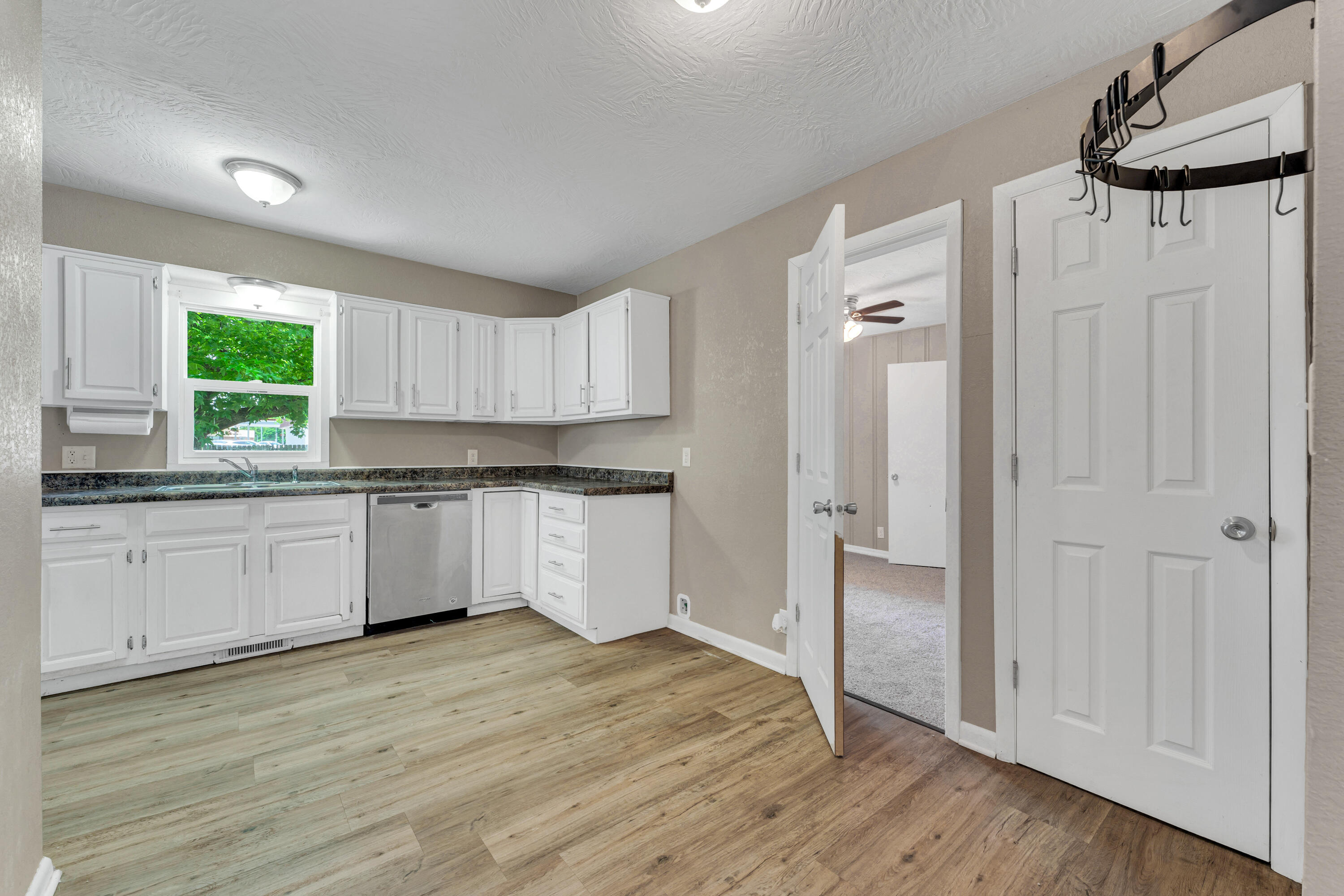 1606 North Waverly Avenue Property Photo 5