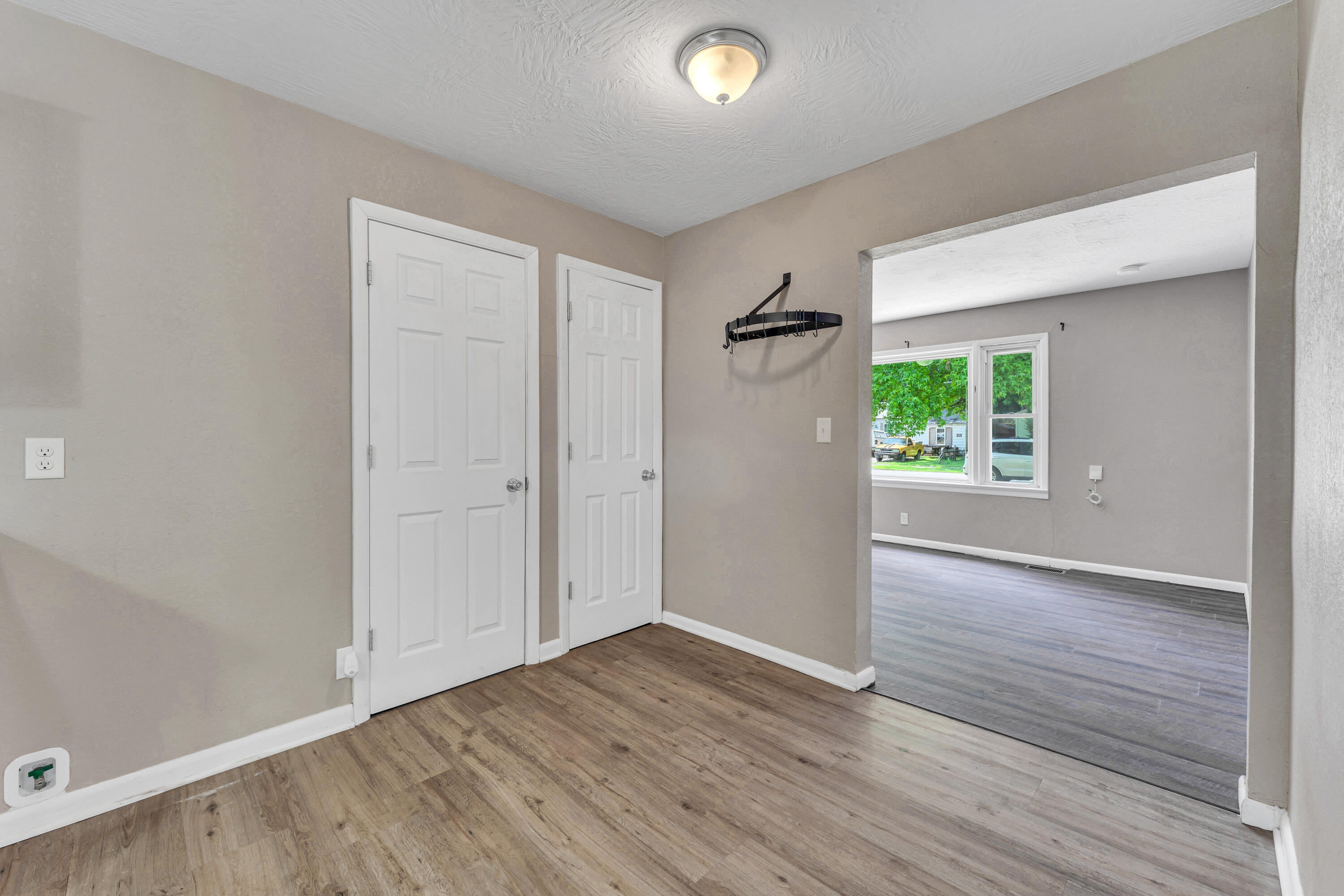 1606 North Waverly Avenue Property Photo 6