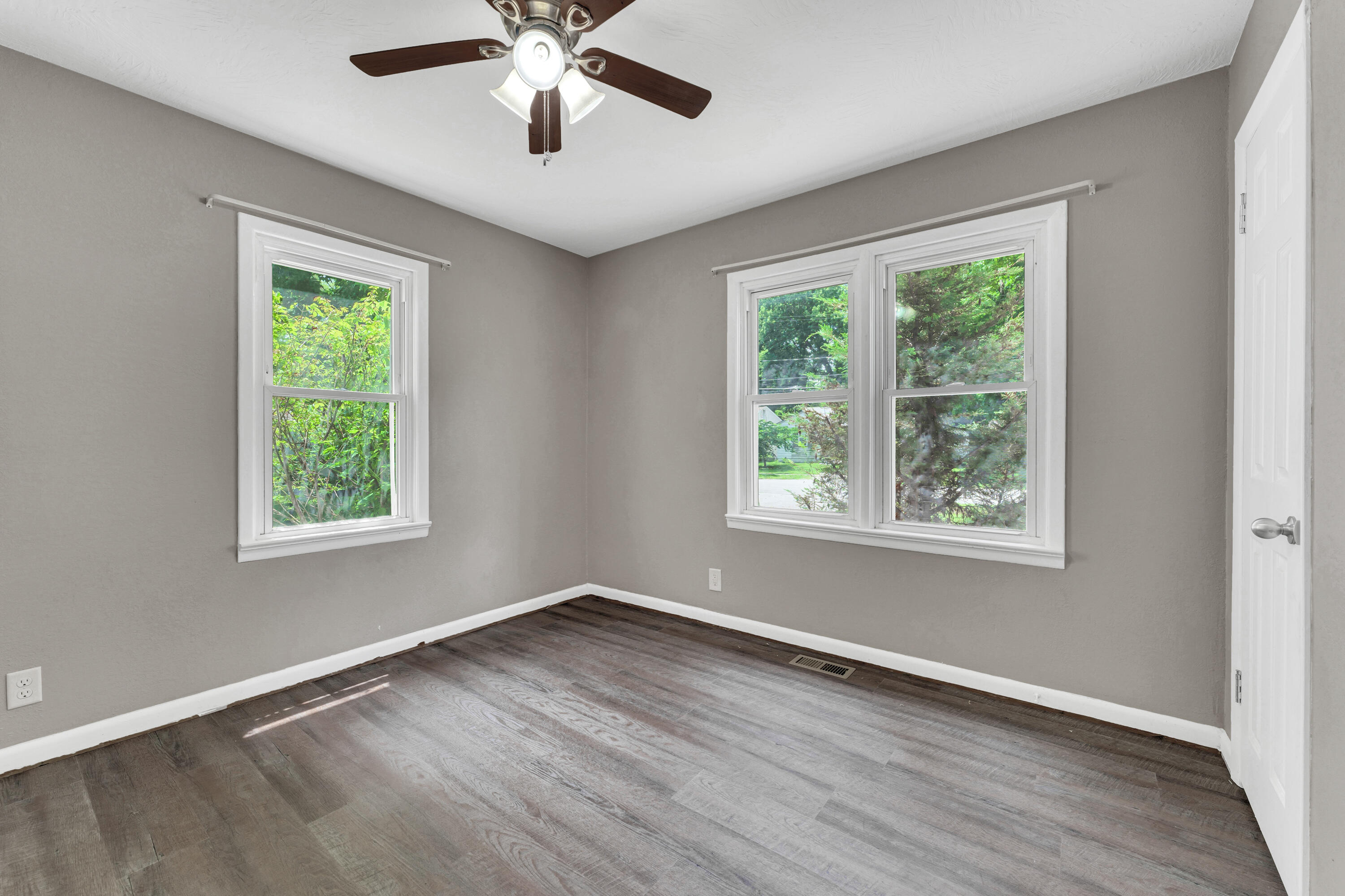 1606 North Waverly Avenue Property Photo 14