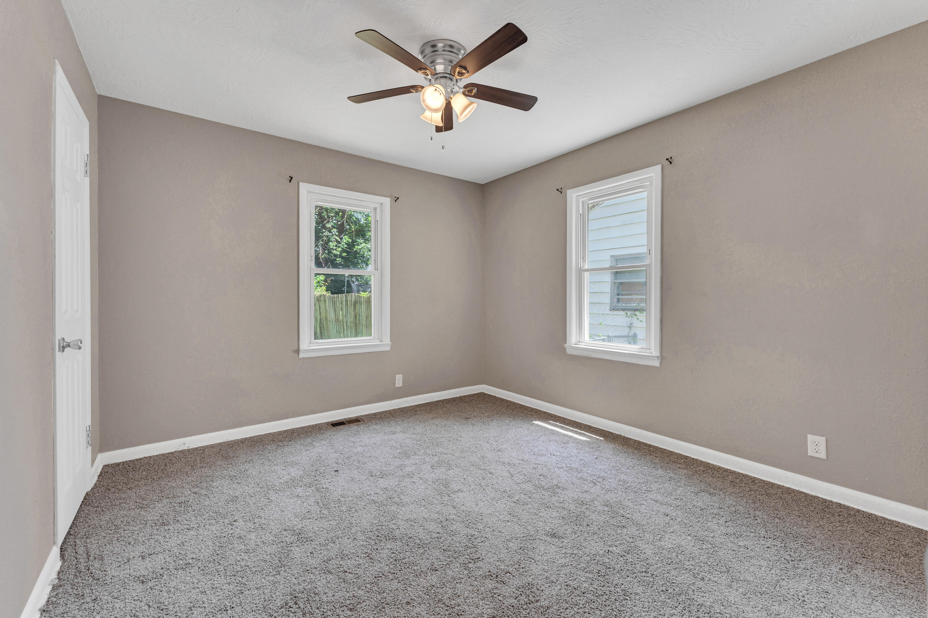 1606 North Waverly Avenue Property Photo 18