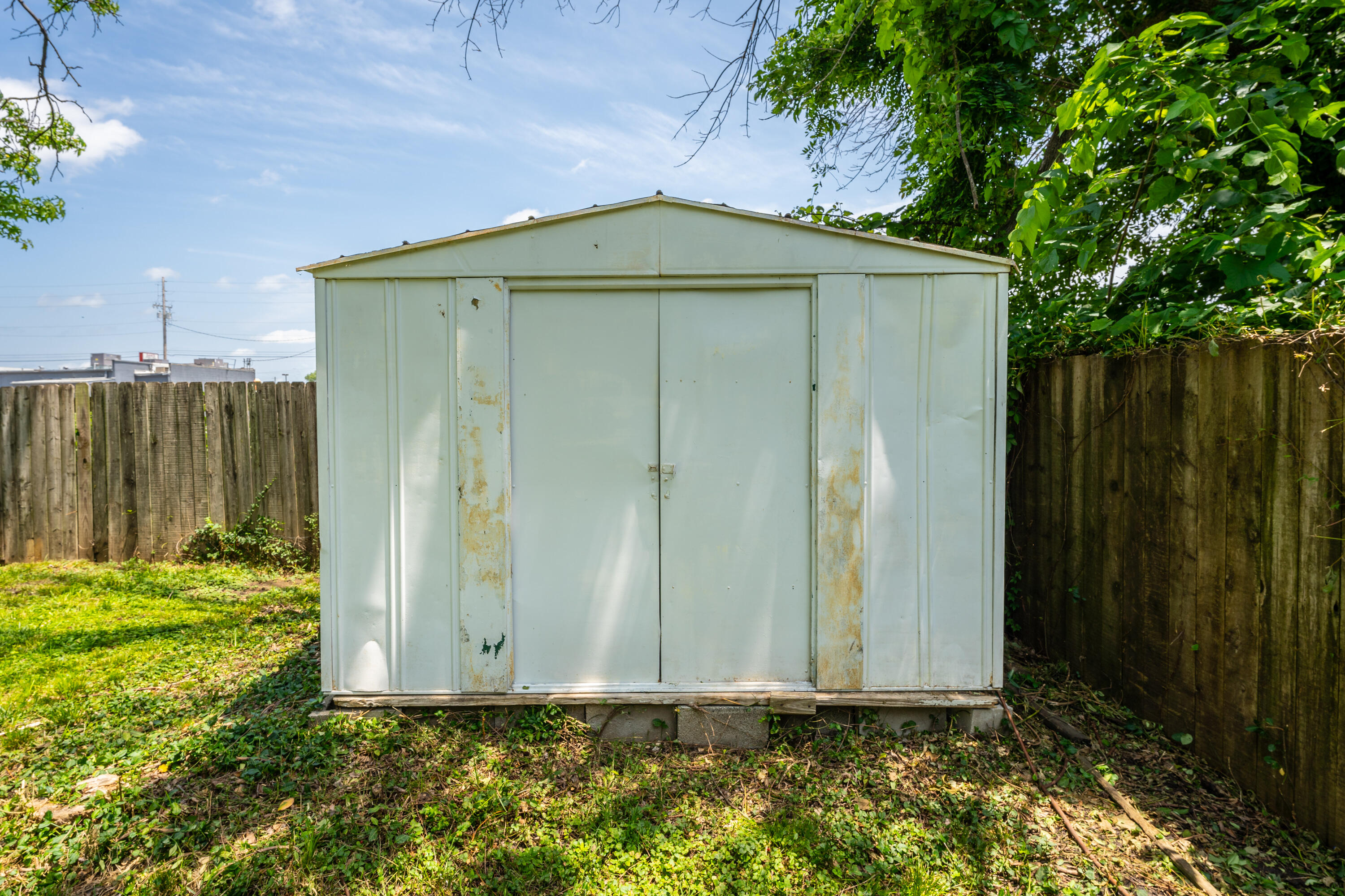 1606 North Waverly Avenue Property Photo 24