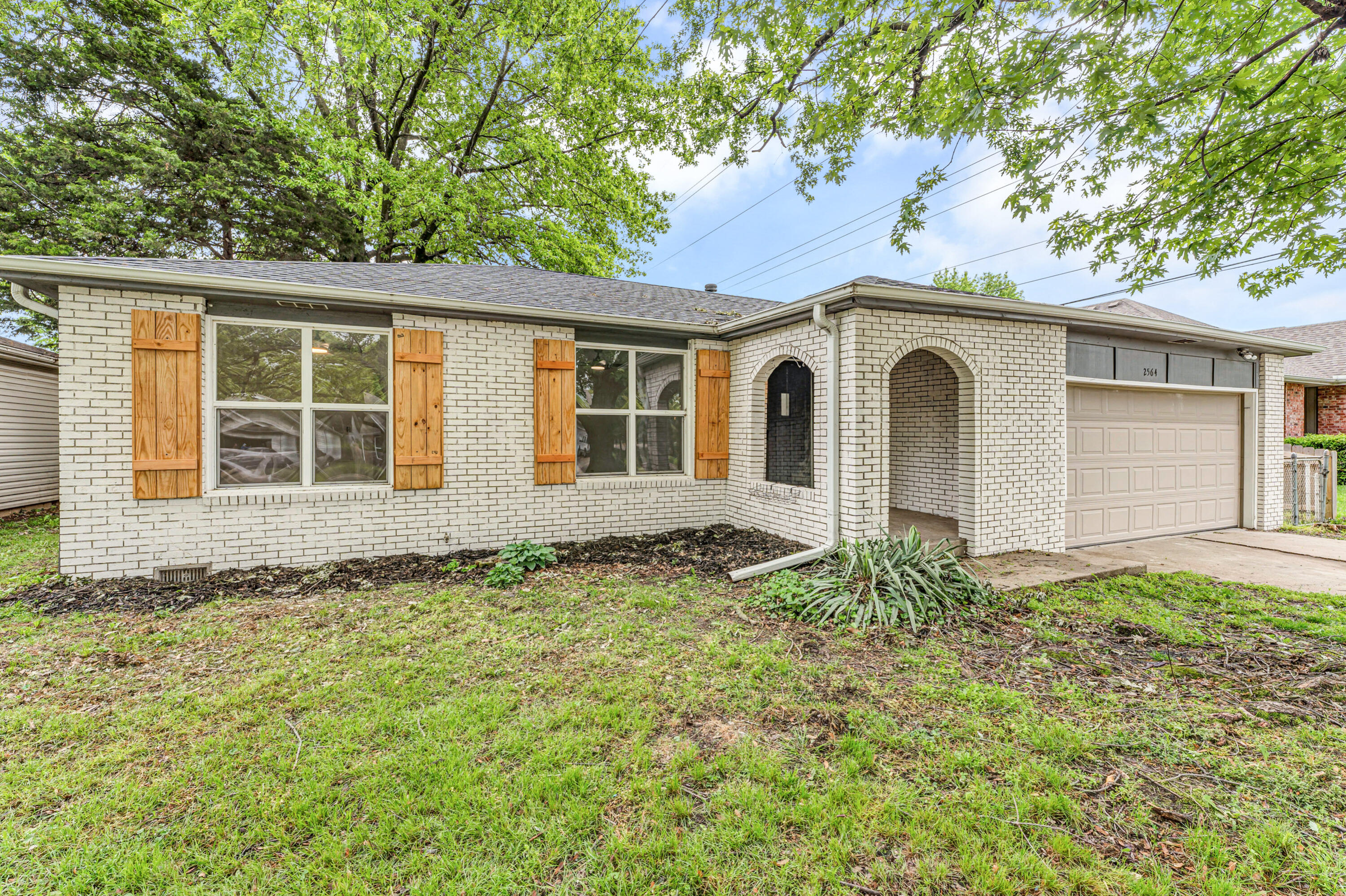 2564 South Regina Avenue Property Photo 1