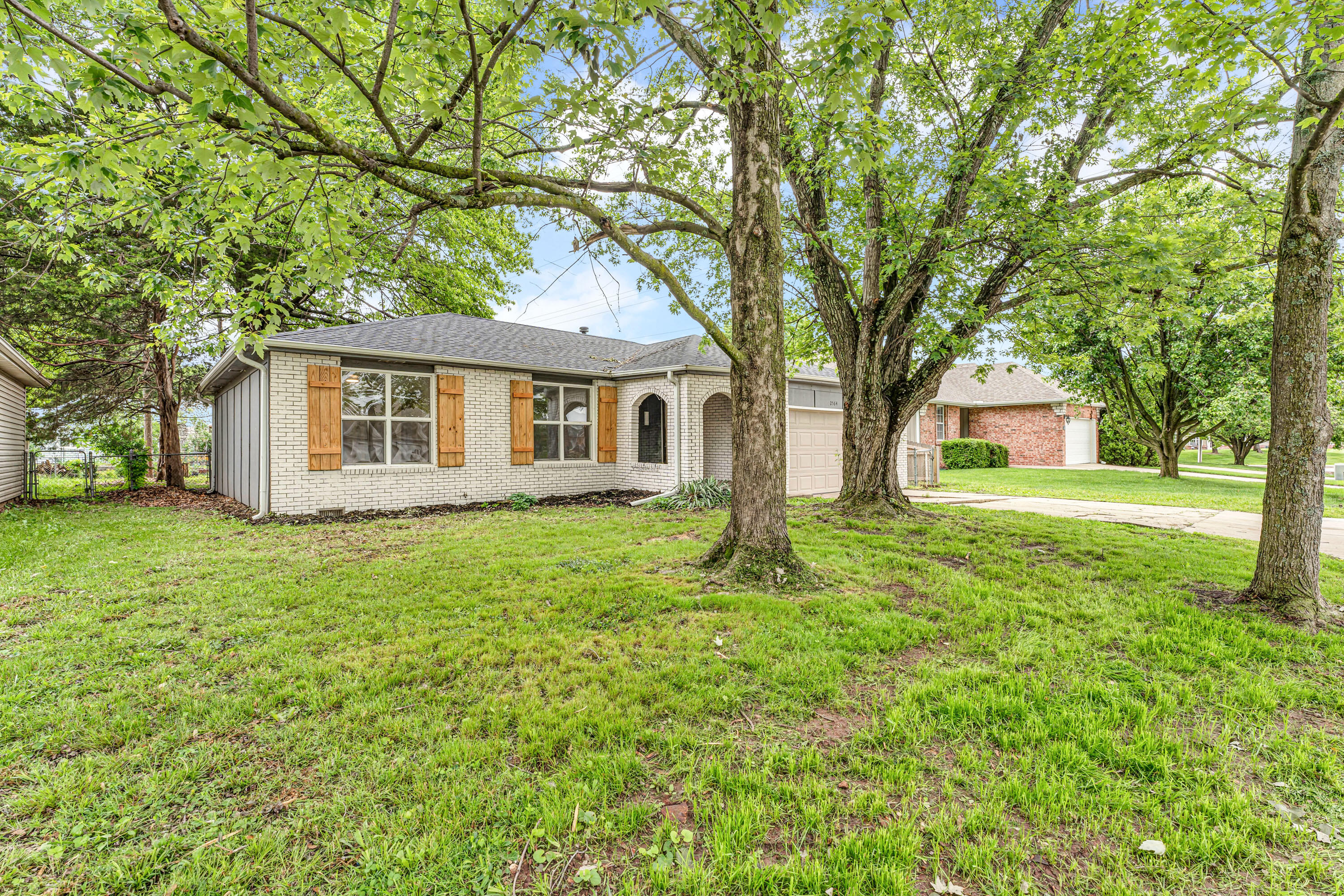 2564 South Regina Avenue Property Photo 3