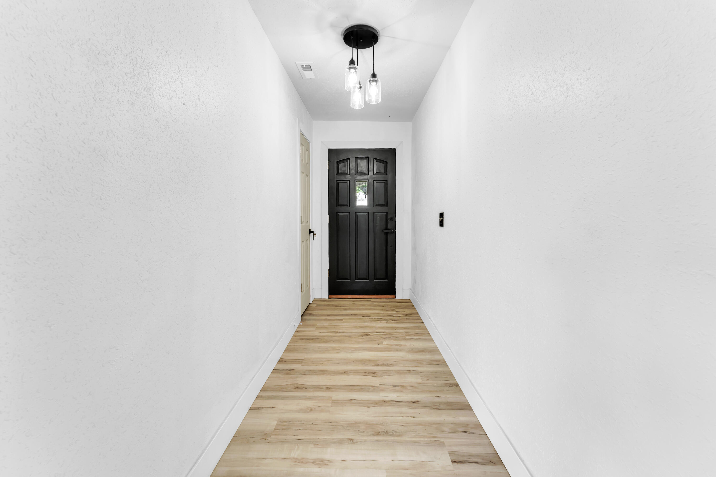 2564 South Regina Avenue Property Photo 4
