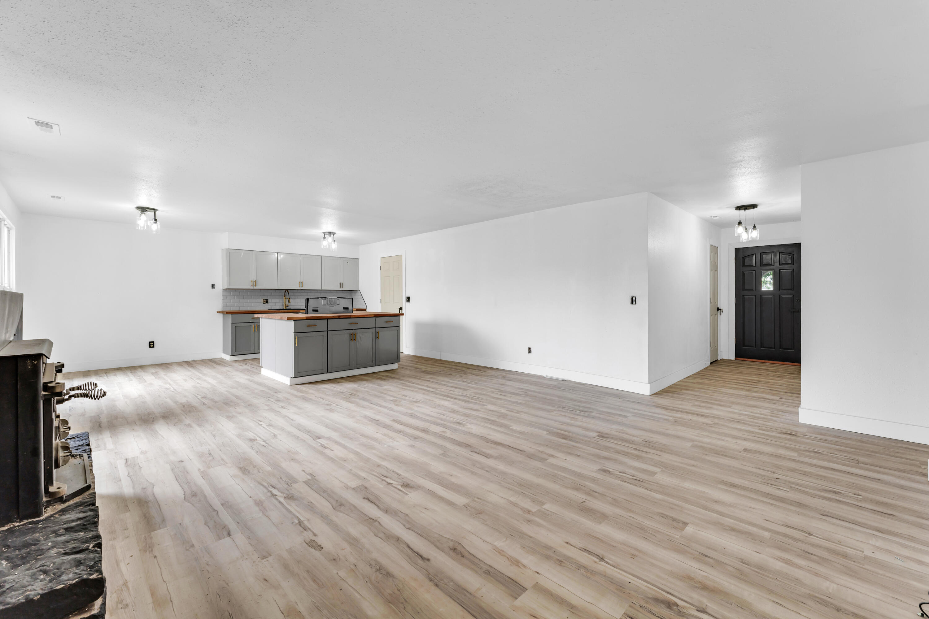 2564 South Regina Avenue Property Photo 6