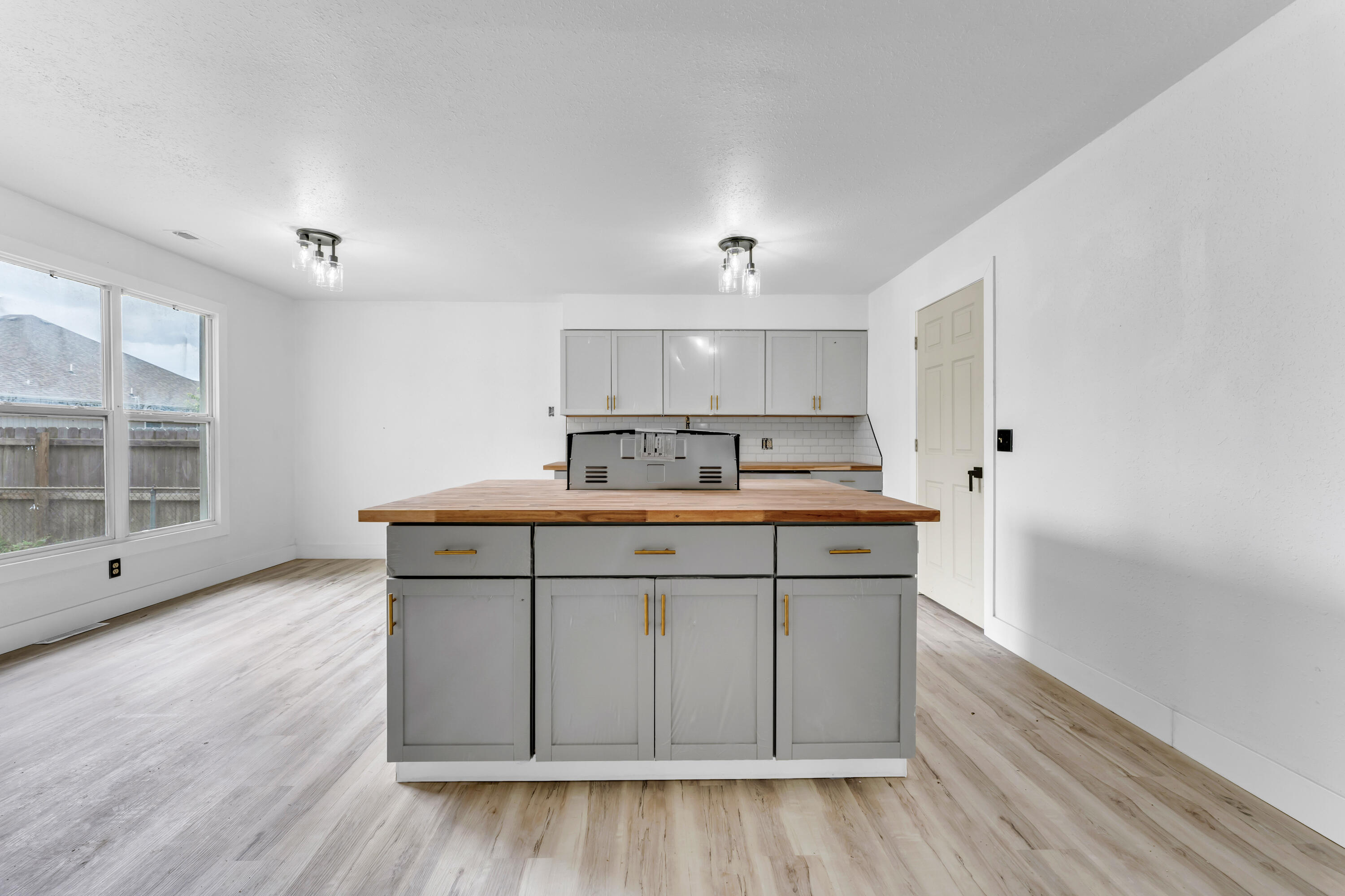 2564 South Regina Avenue Property Photo 9