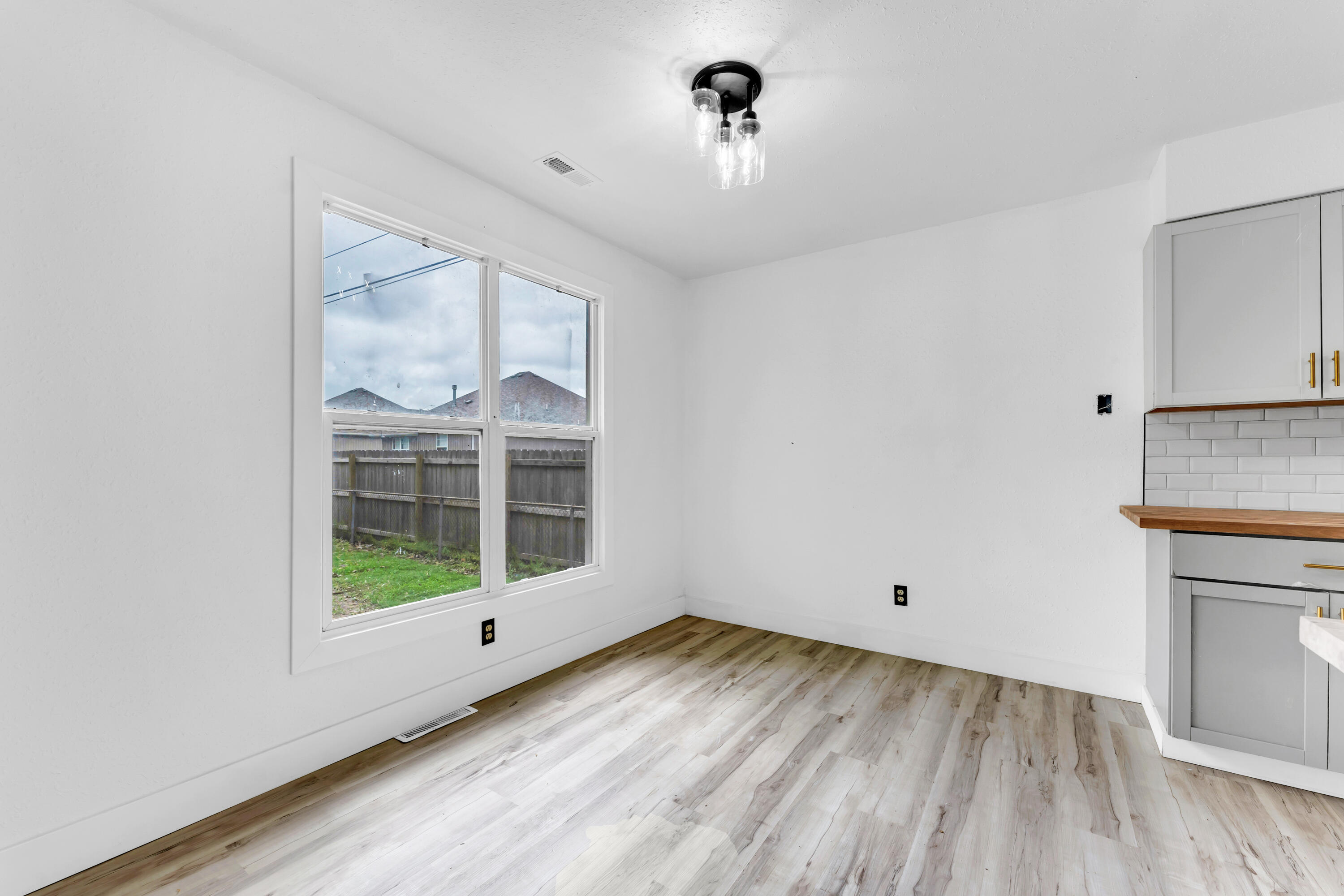 2564 South Regina Avenue Property Photo 10