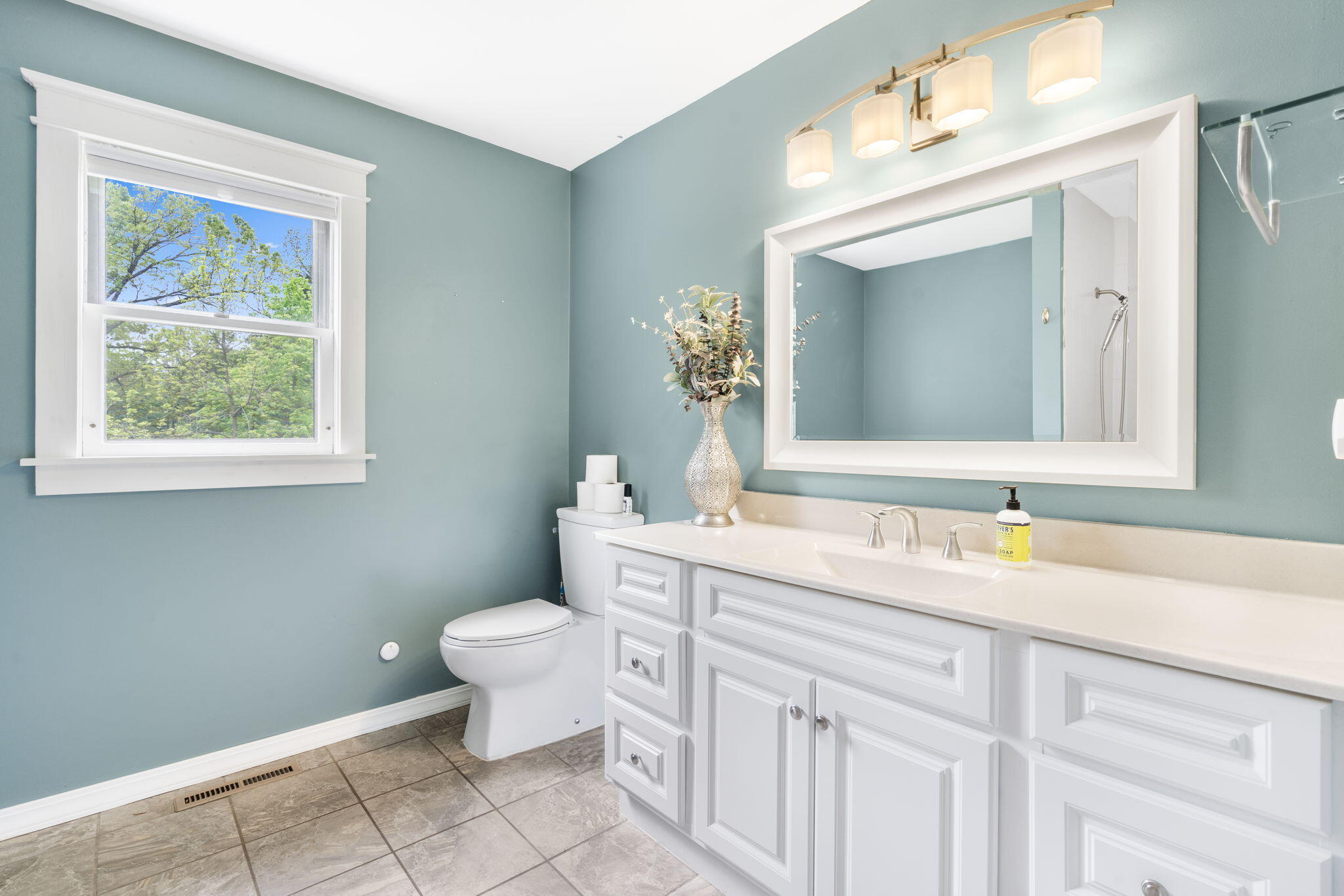 5926 East Farm Road 142 Property Photo 10