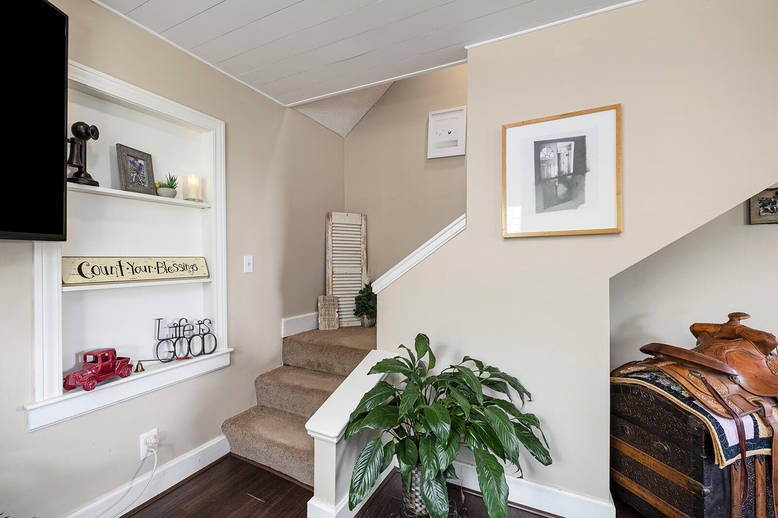 9099 Holly Property Photo 7