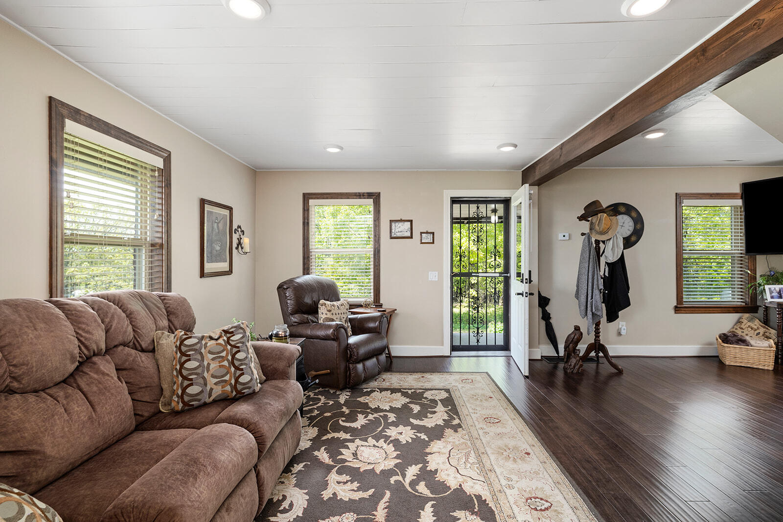 9099 Holly Property Photo 9